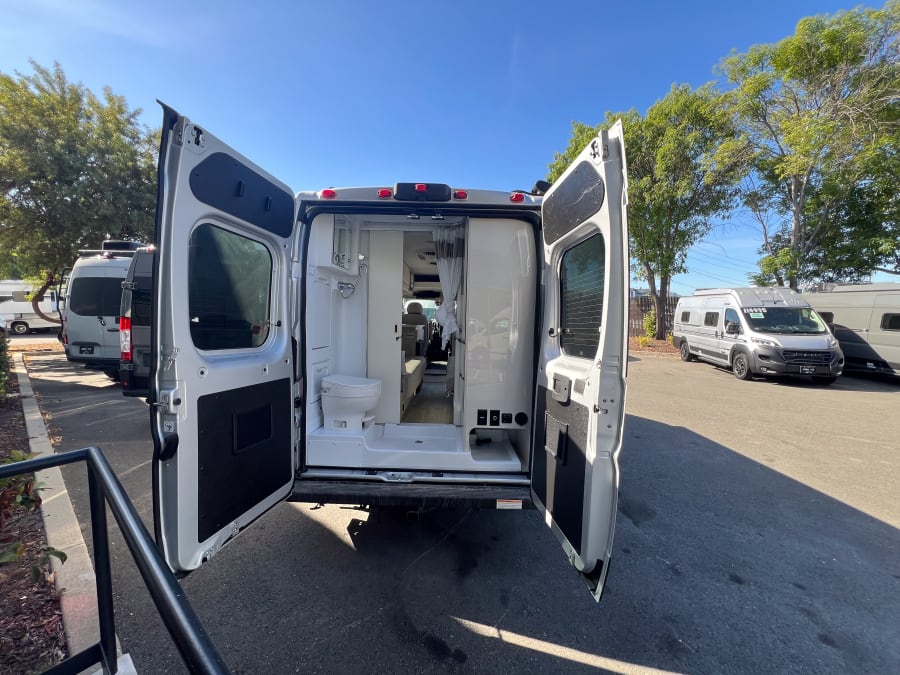 2027 Thor Motor Coach TELLARO — photo 17 view