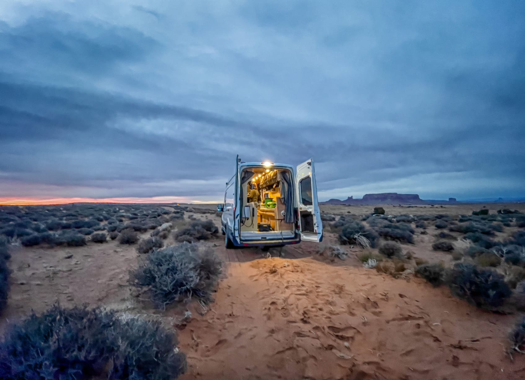 https://res.cloudinary.com/la-mesa-rv/image/upload/c_scale,w_848,h_614,dpr_2/f_auto,q_auto/v1677611509/rvshowusa-assets/adventure-van-camping-arizona.jpg?_i=AA