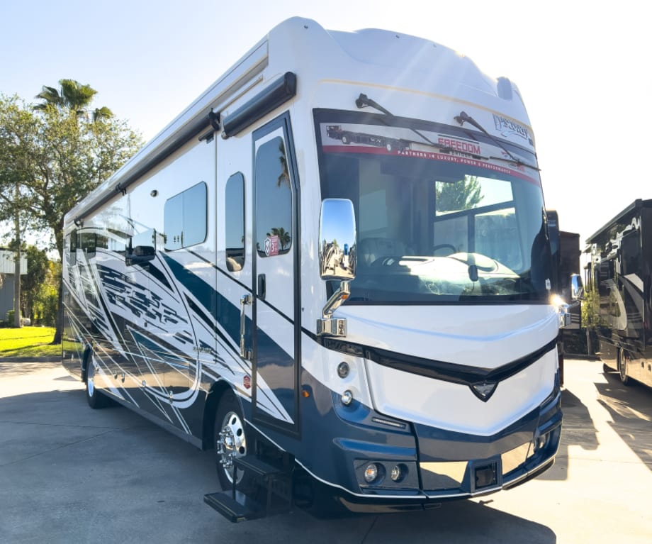2026 Fleetwood Discovery Lxe 40m