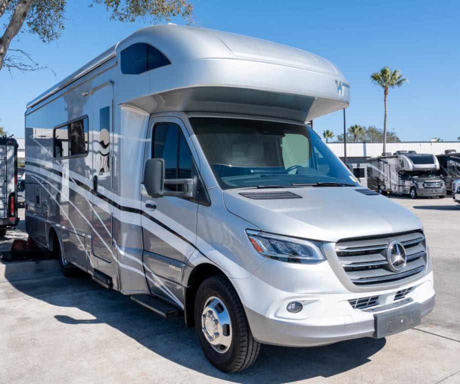 2022 Winnebago Navion 524d