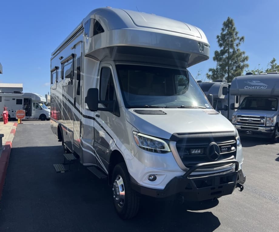 2022 Winnebago Navion 24v