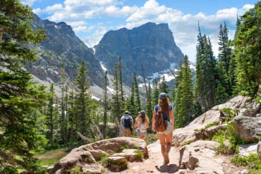 hiking-family-summer