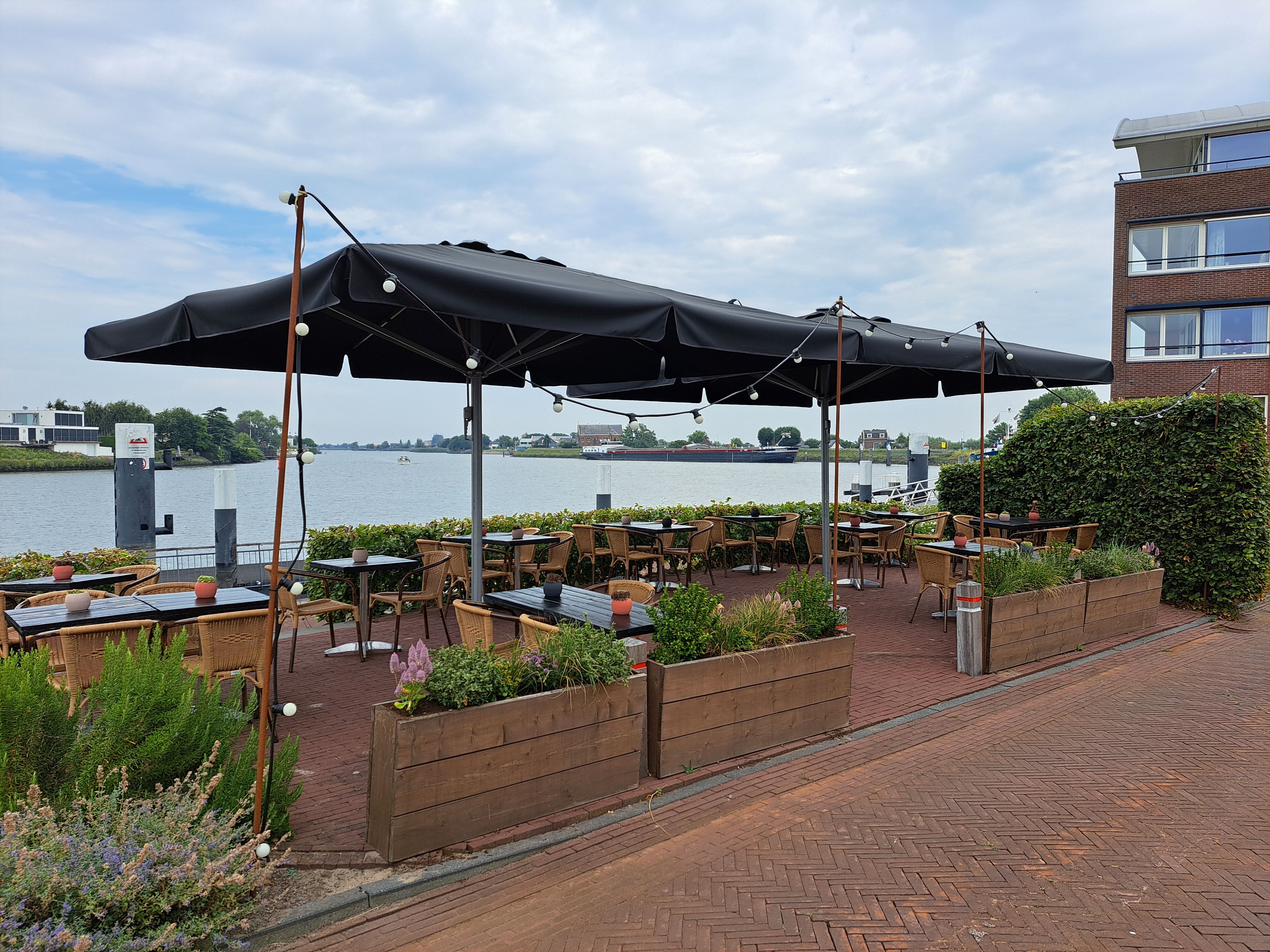 Luux by de Berekuil Sfeervol terras