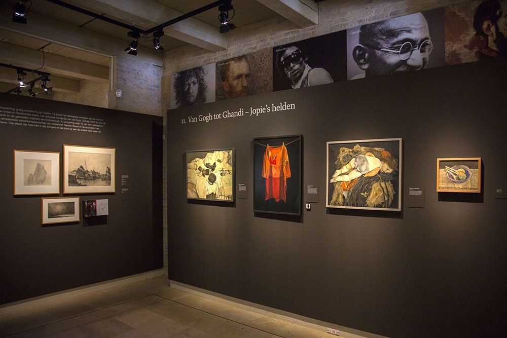 Expositie van schilderijen