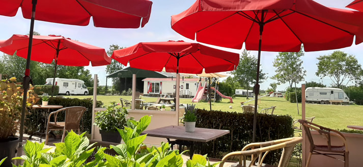 Terras bij de camping