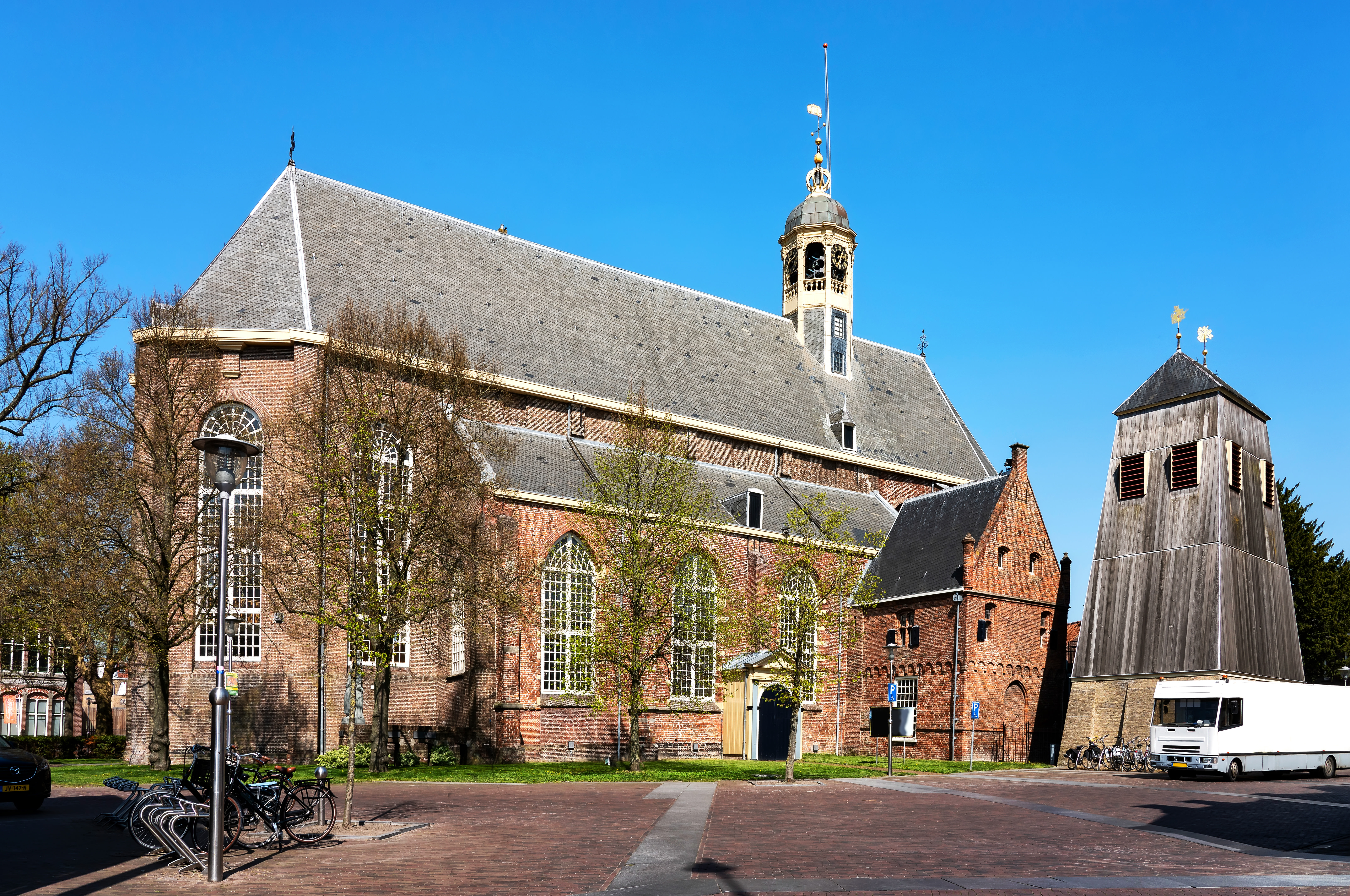 De Martinikerk met klokhuis in Sneek