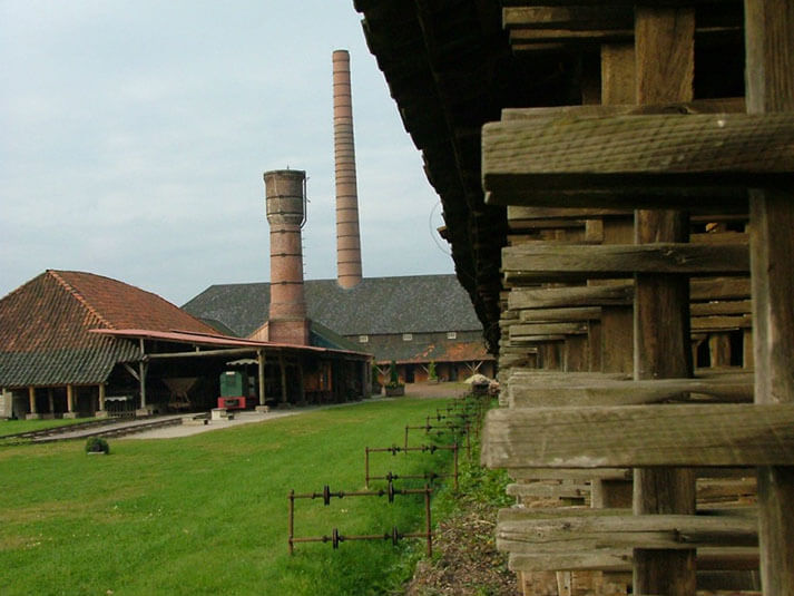 Opvallende schoorsteen van de steenfabriek