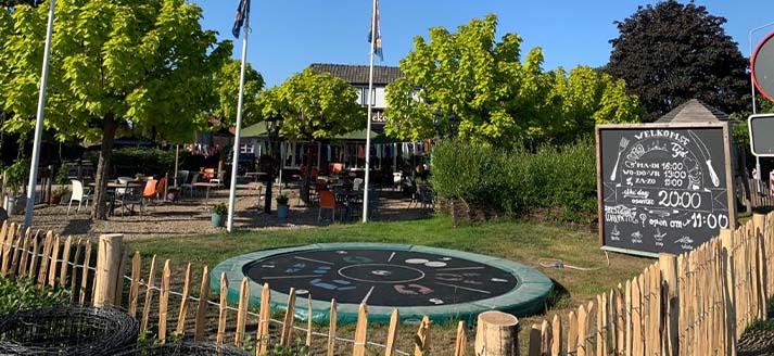 De kids kunnen zich heerlijk vermaken op de grote trampoline