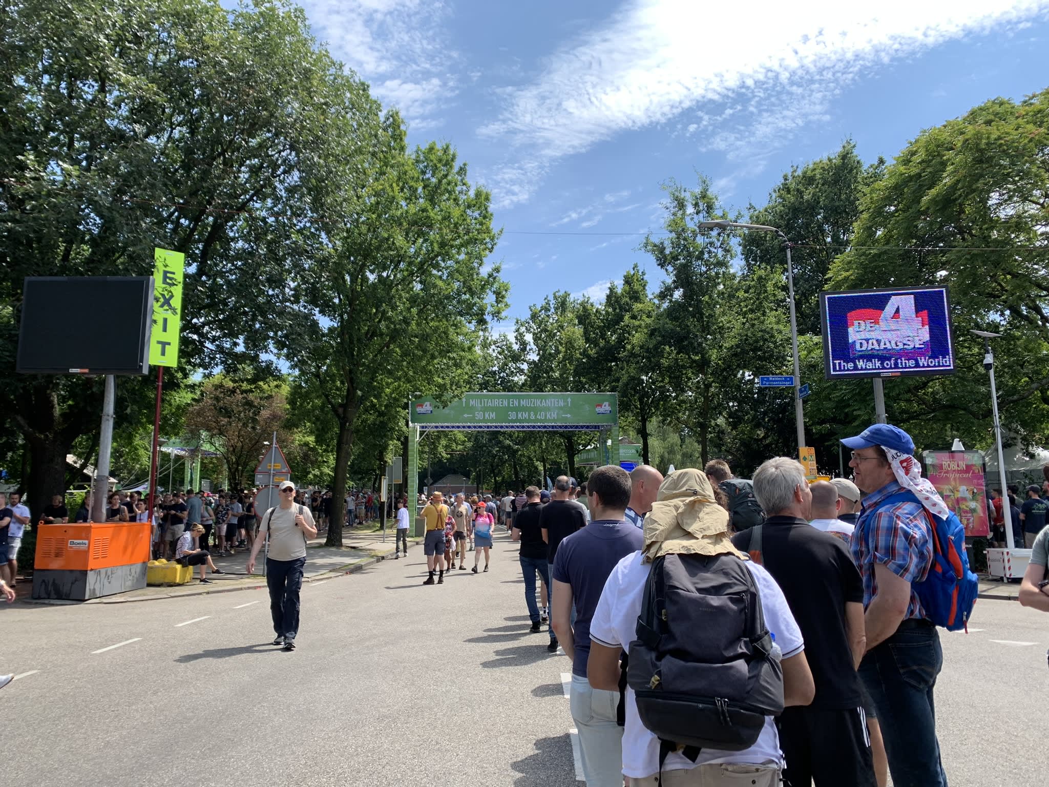 Wandelaars rondom de startplek op de Wedren op van een van de dagen