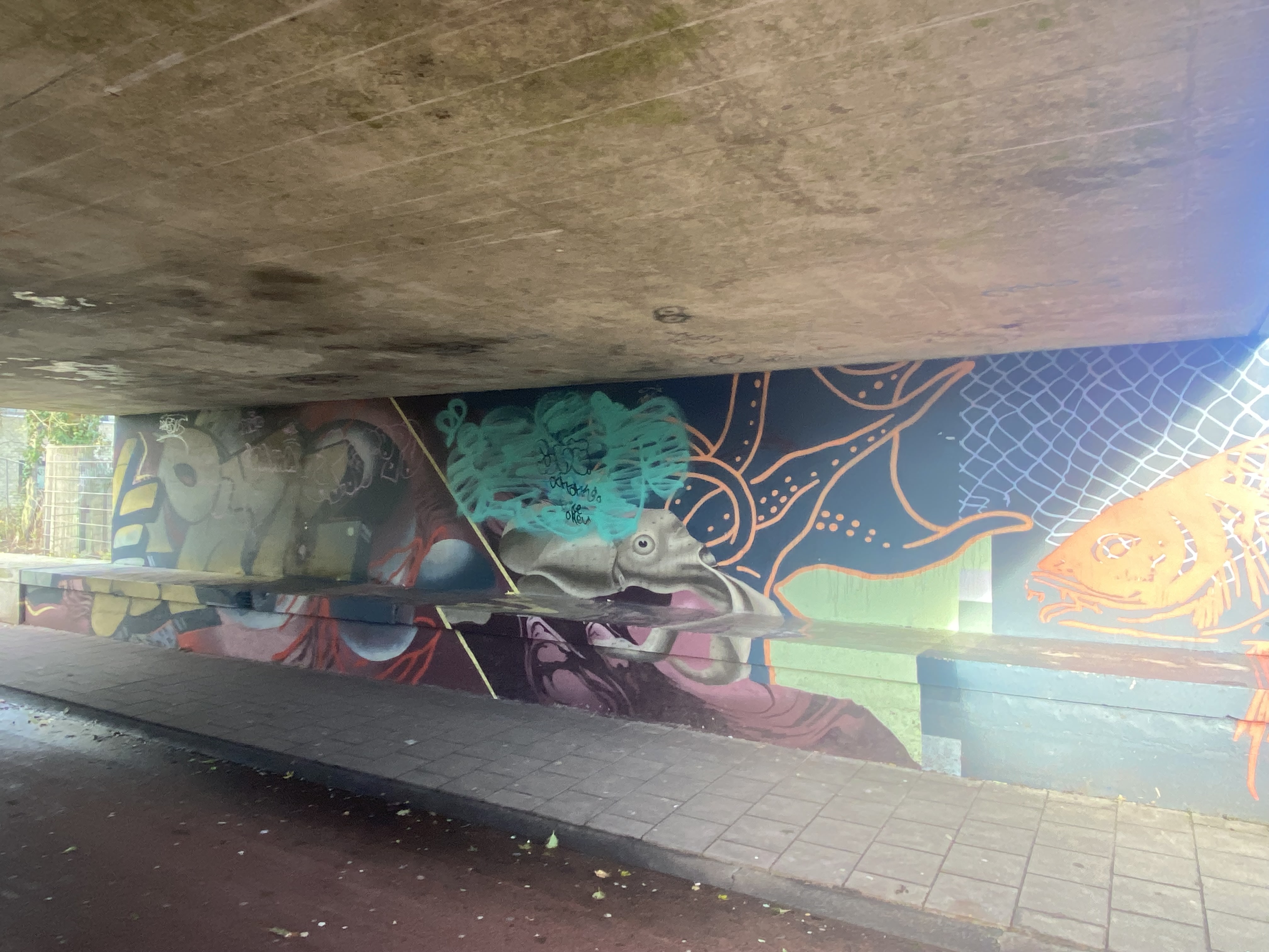 Het bankje is onderdeel van de mural
