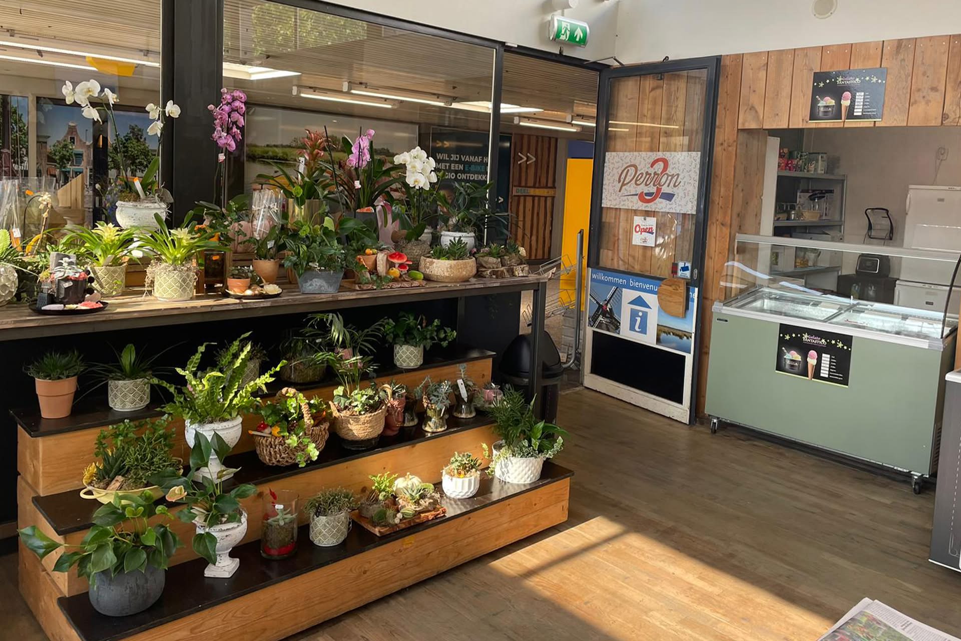 Giftshop en plantenwinkel bij Perron 3