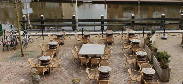 Terras aan het water