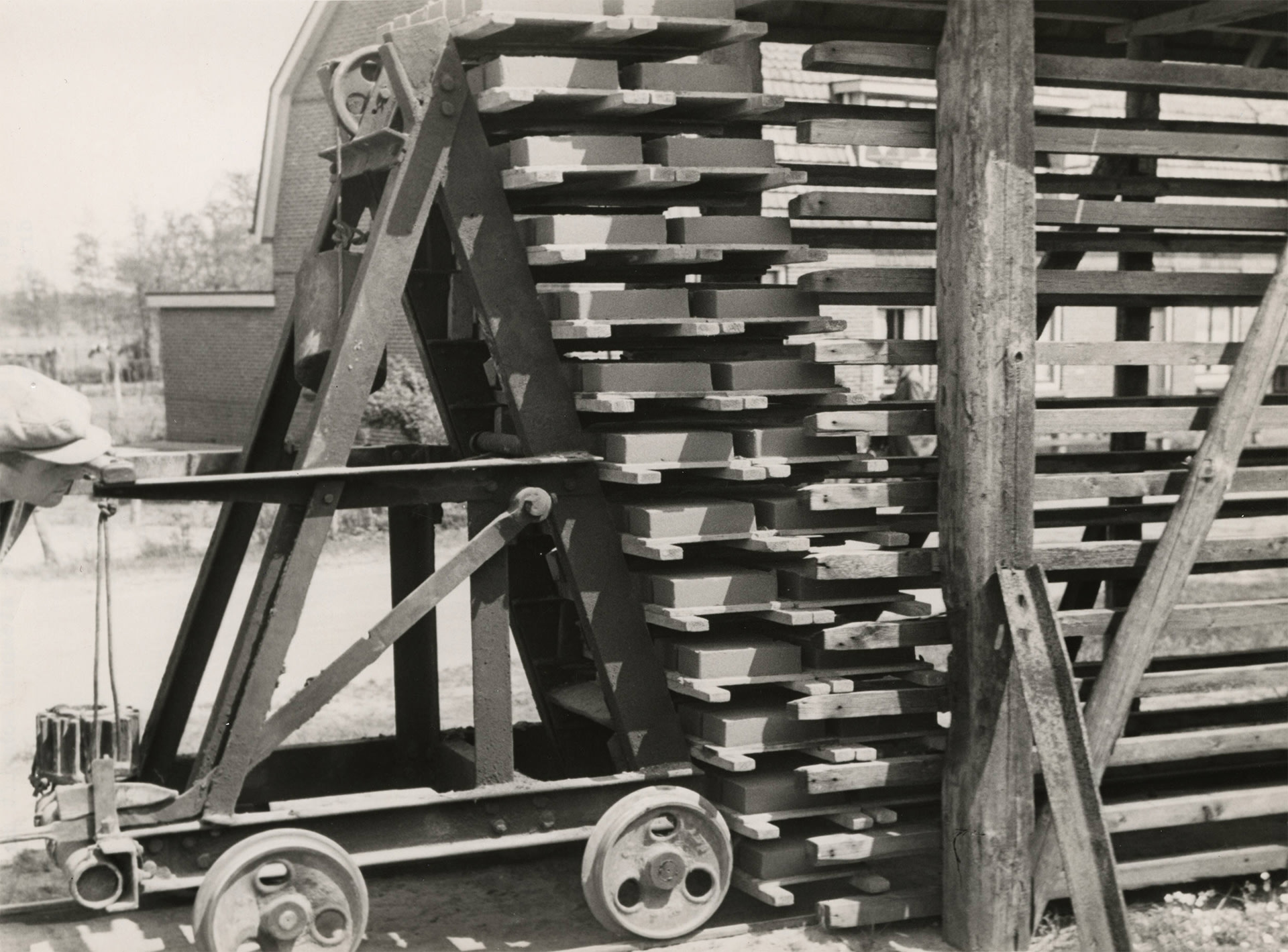 Bakstenen op de kar in de Steenfabriek Rijssen (1941)