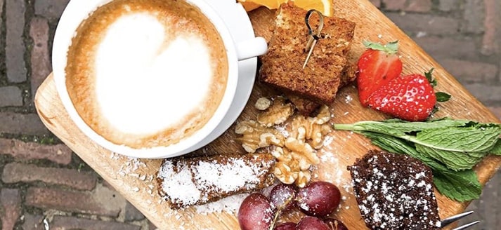 Bakje koffie met wat lekkers