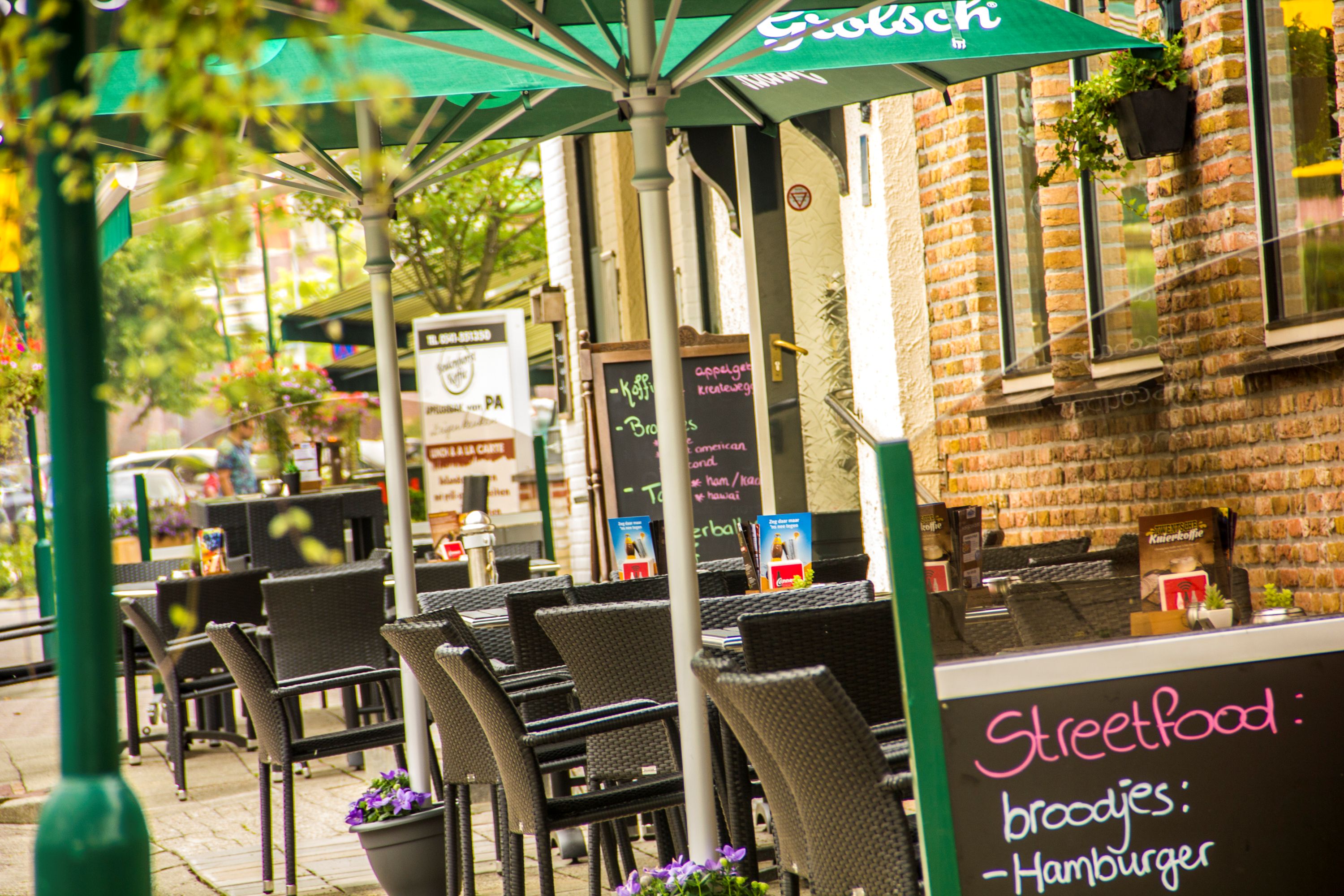 Gezellige terras van Café en zalencentrum de Vereeniging
