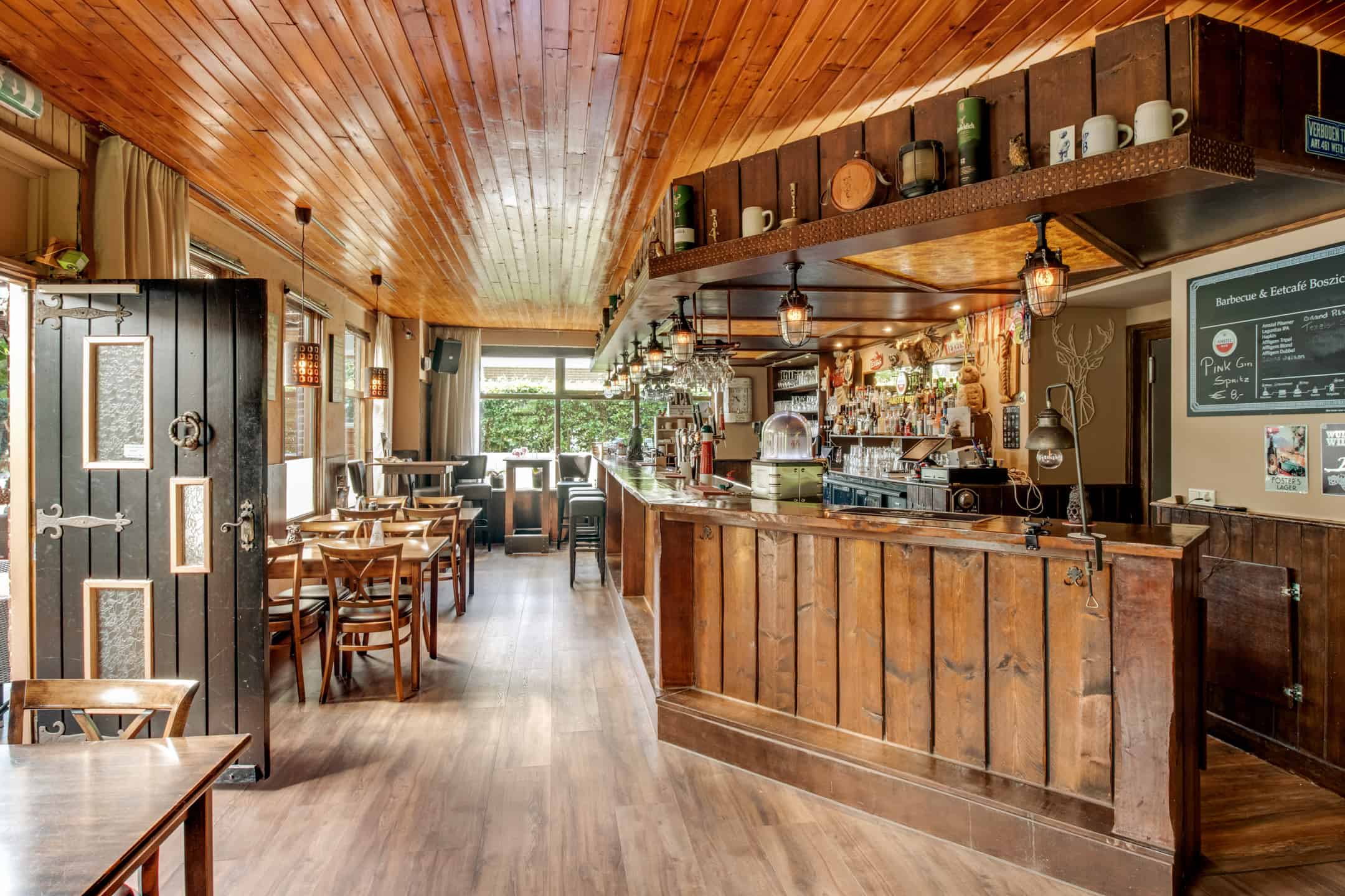 Boszicht het restaurant