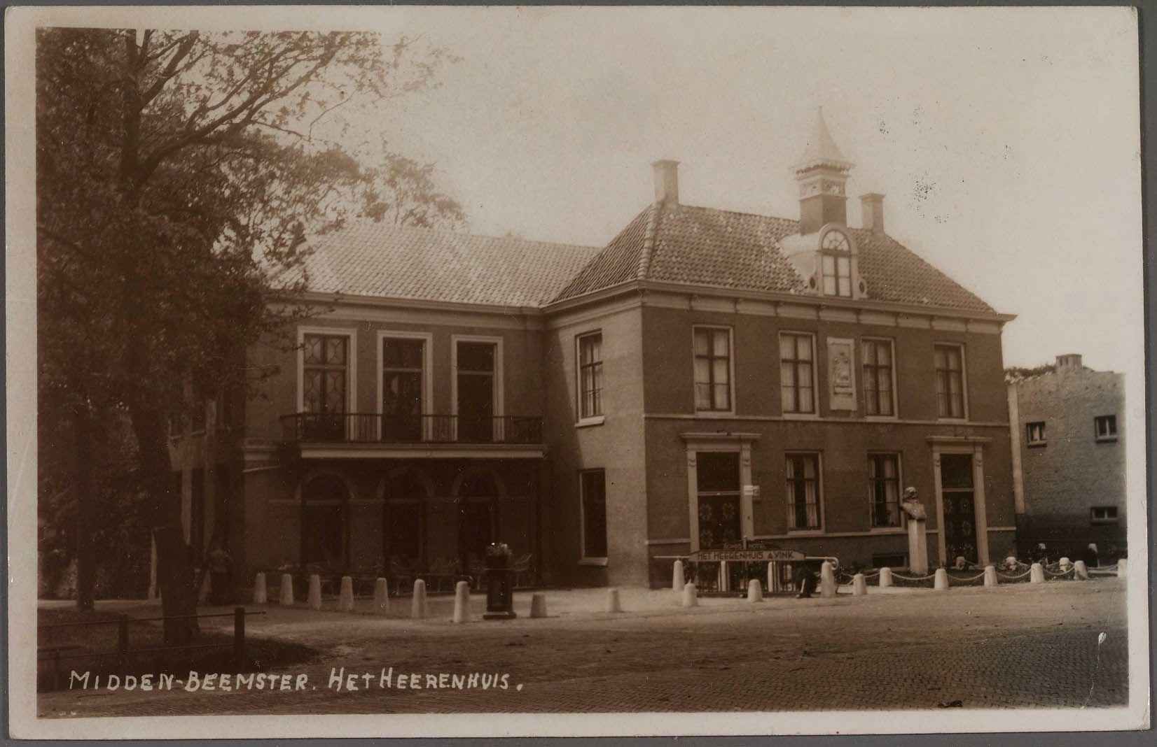 Het Heerenhuis in 1941 met borstbeeld