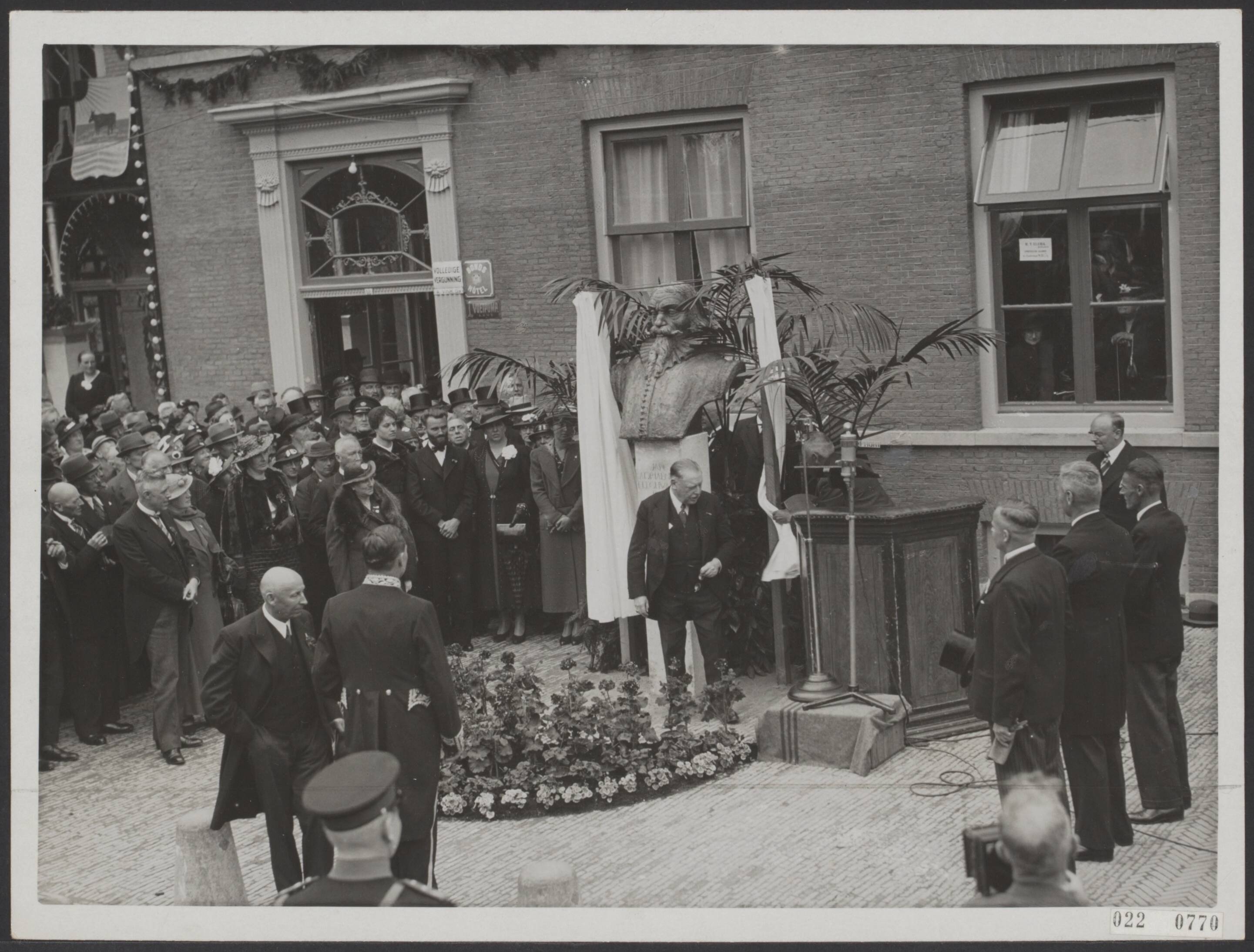 De onthulling van het borstbeeld in 1937