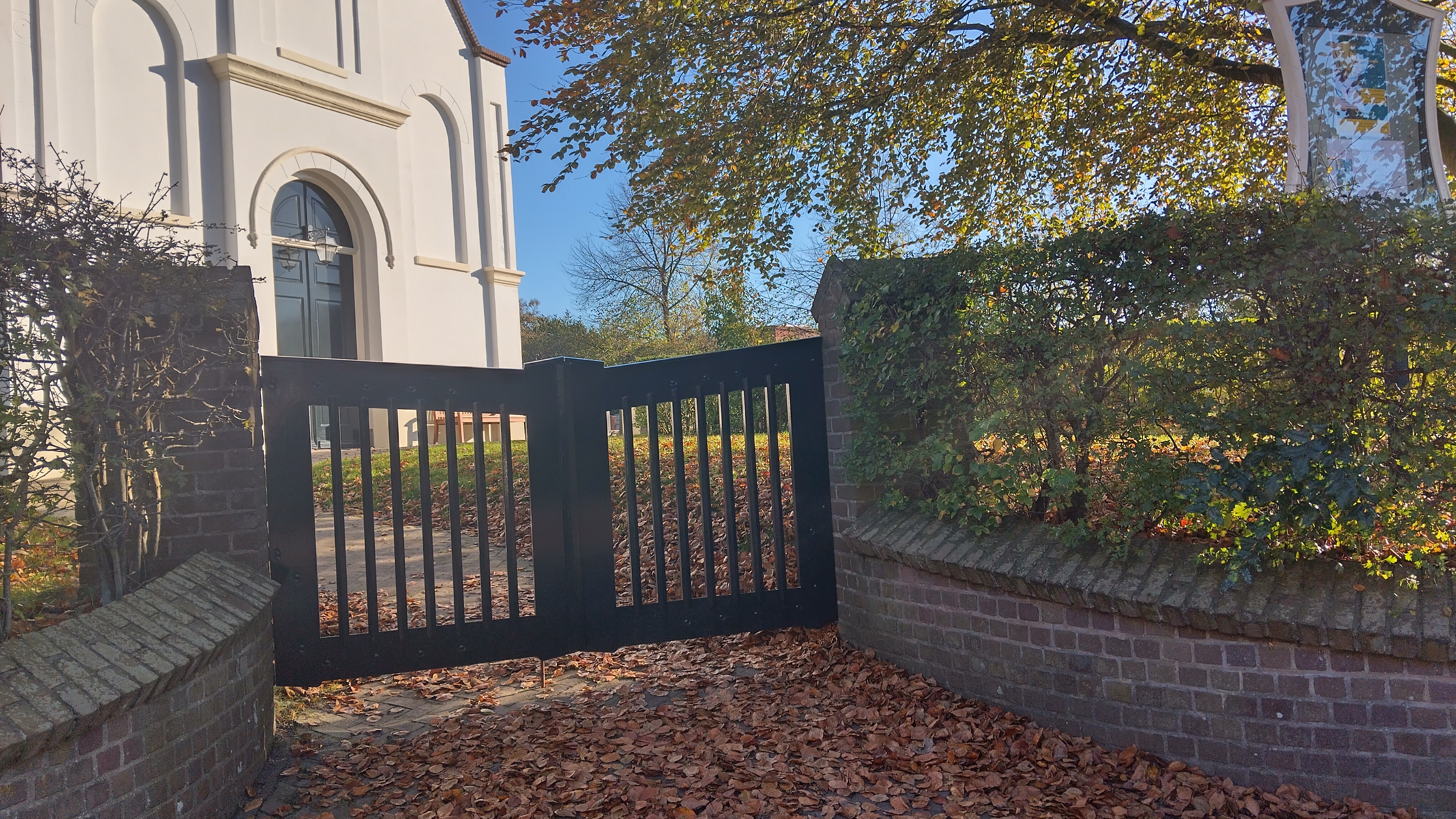 Witte Kerkje De Terp|Het hek naar het kerkhof is altijd open