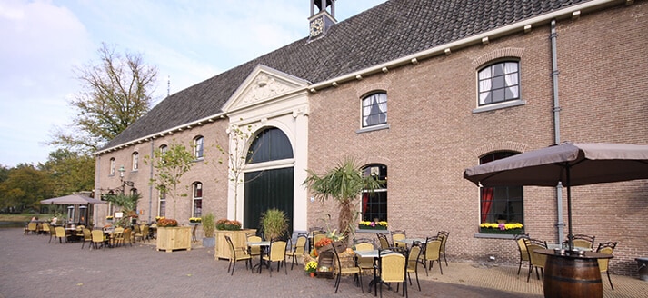 Koetshuis terras kasteel Cannenburch