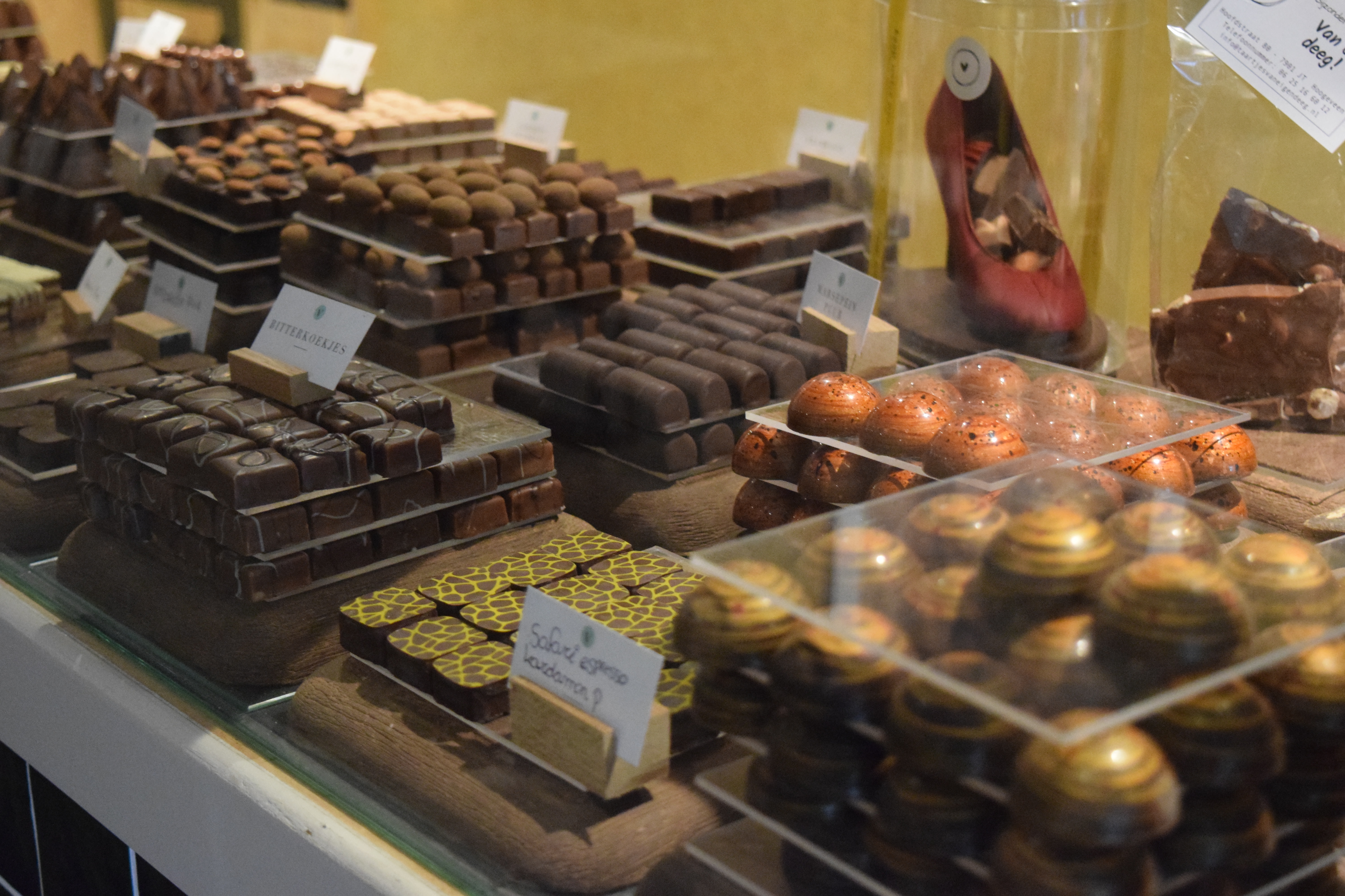 Chocoladevitrine bij Van Eigen Deeg
