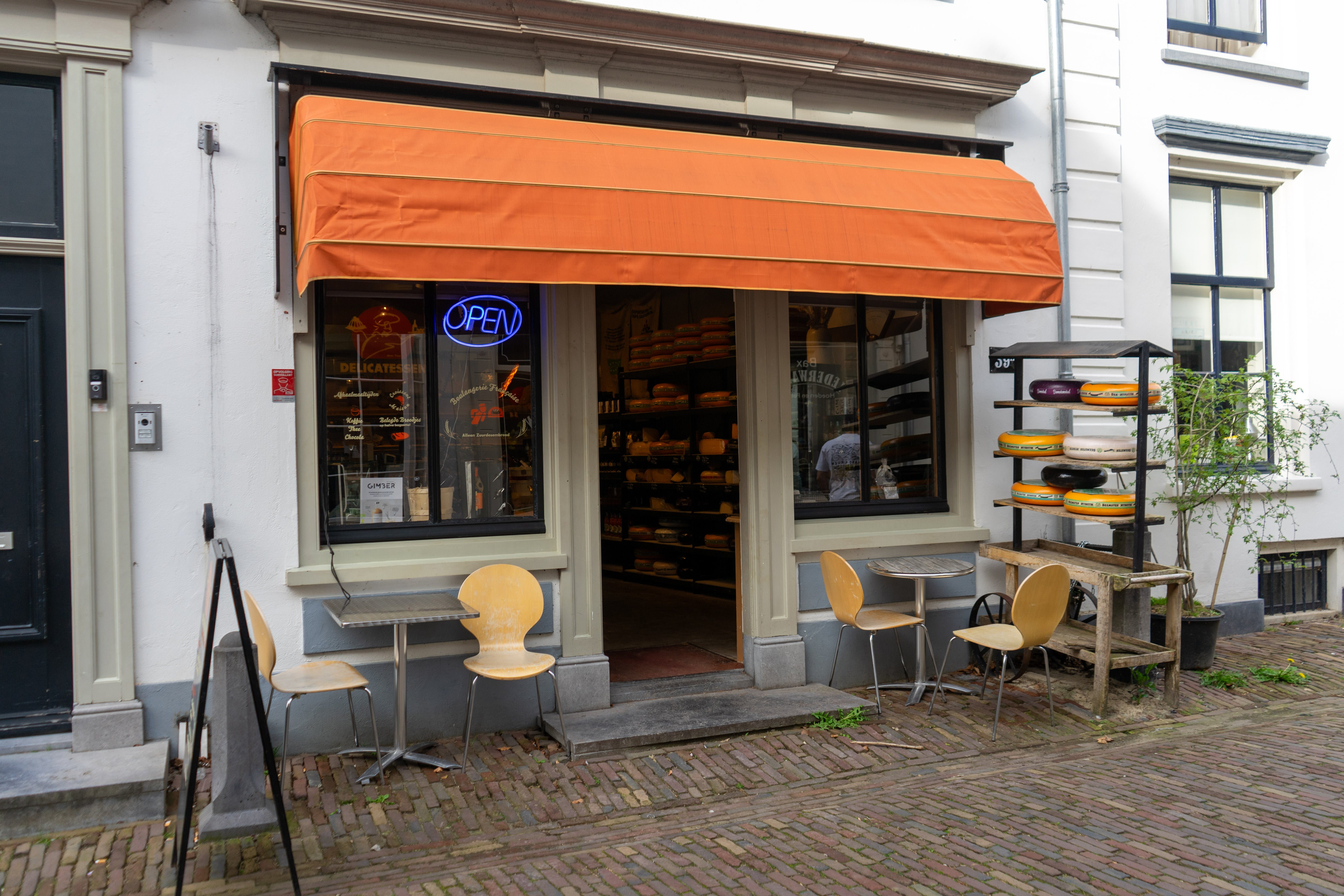 Het aanzicht van Delicatessenwinkel Plus