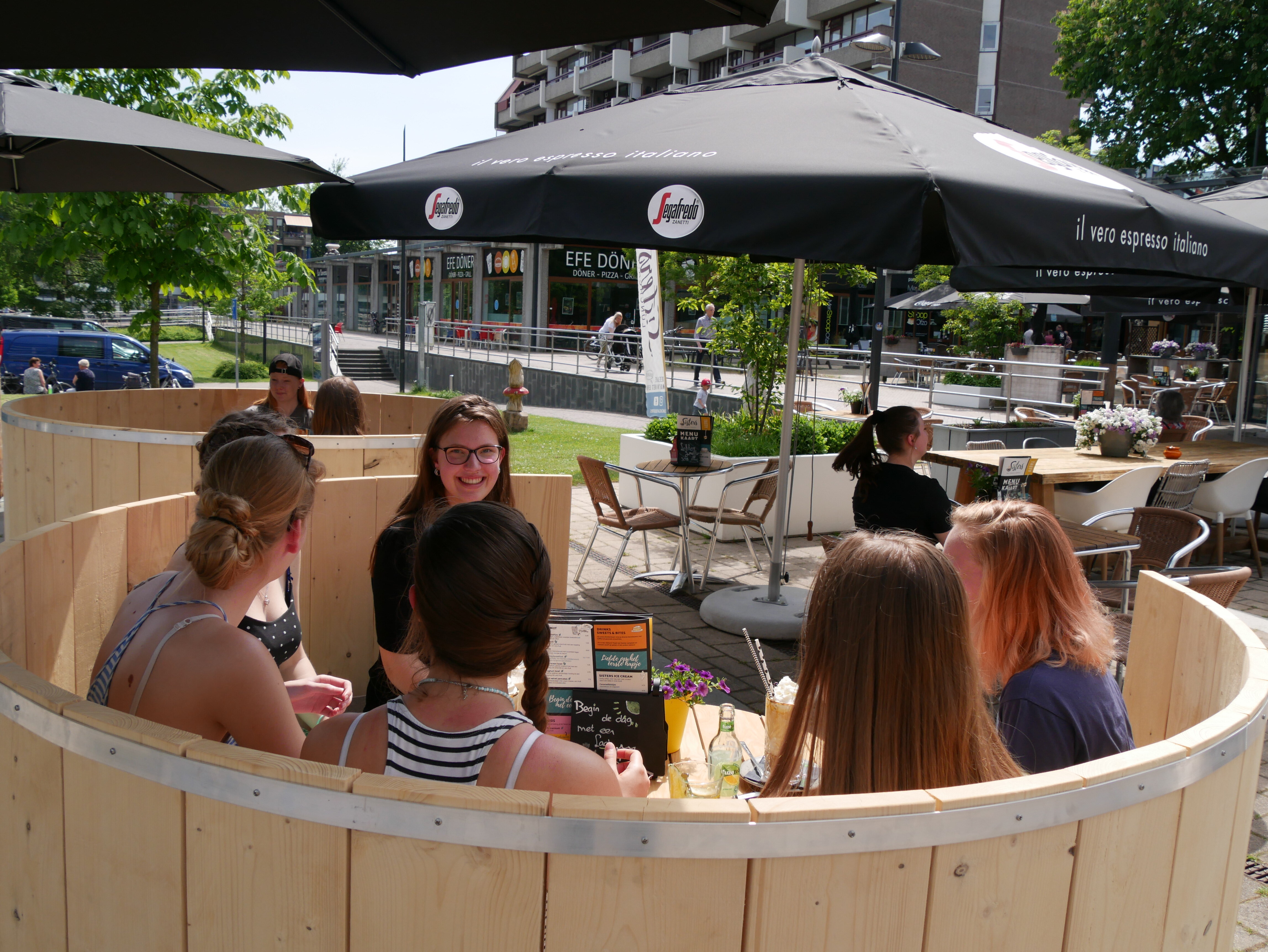 Leuke tafels op het terras bij Lunchcafé Sisters