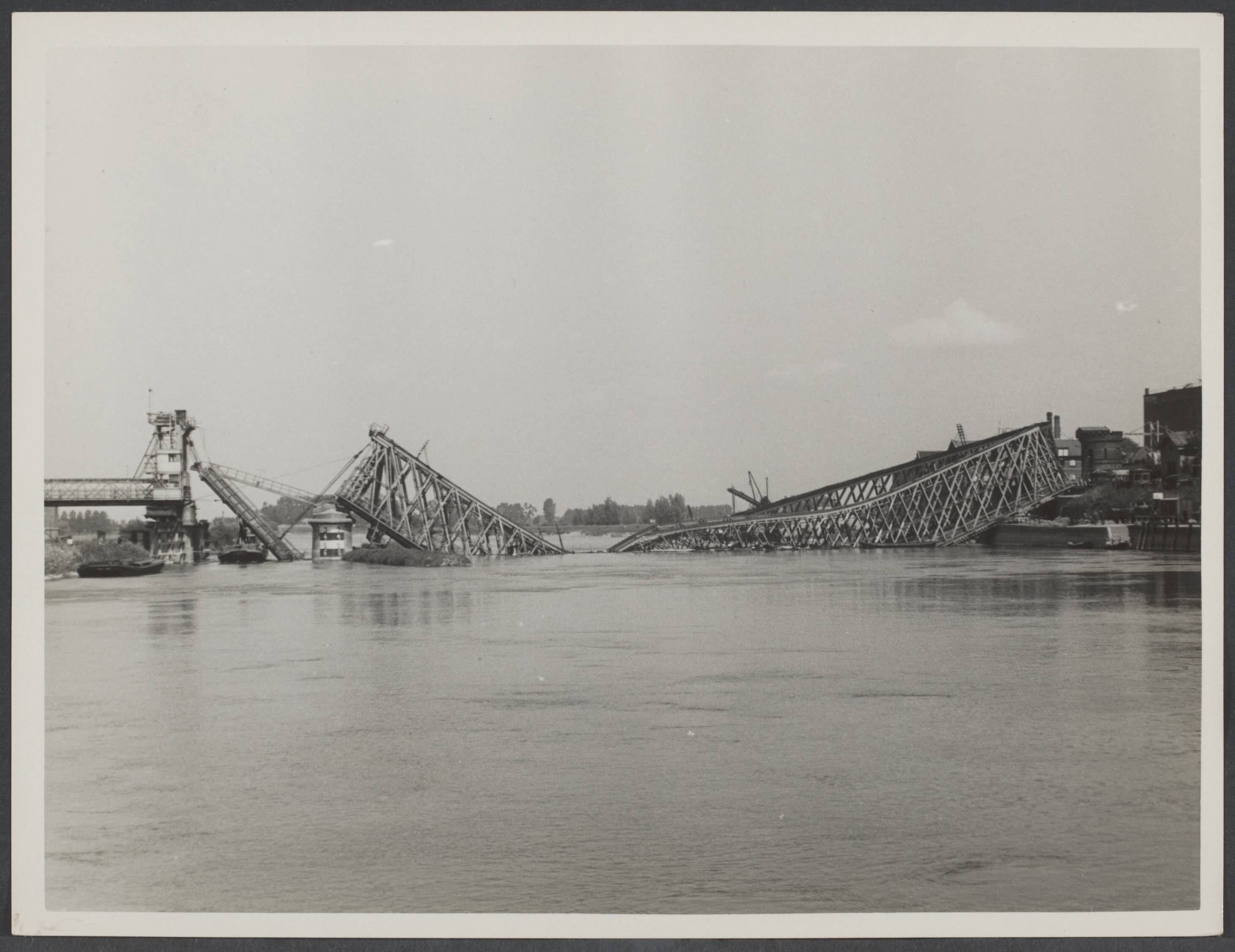 Oude IJsselbrug, compleet verwoest - © Spaarnestad Photo via Nationaal Archief
