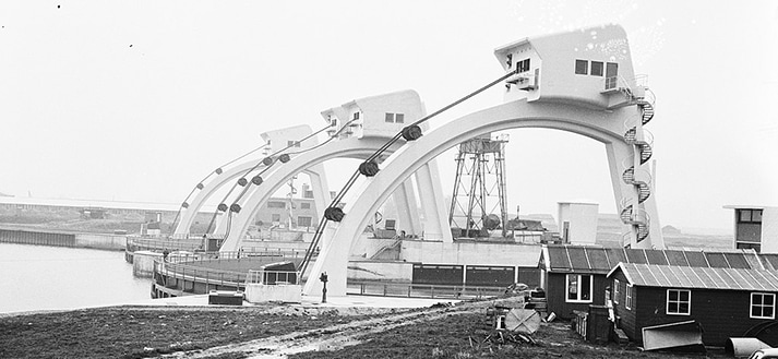 Stuwcomplex Hagestein in zwart/wit