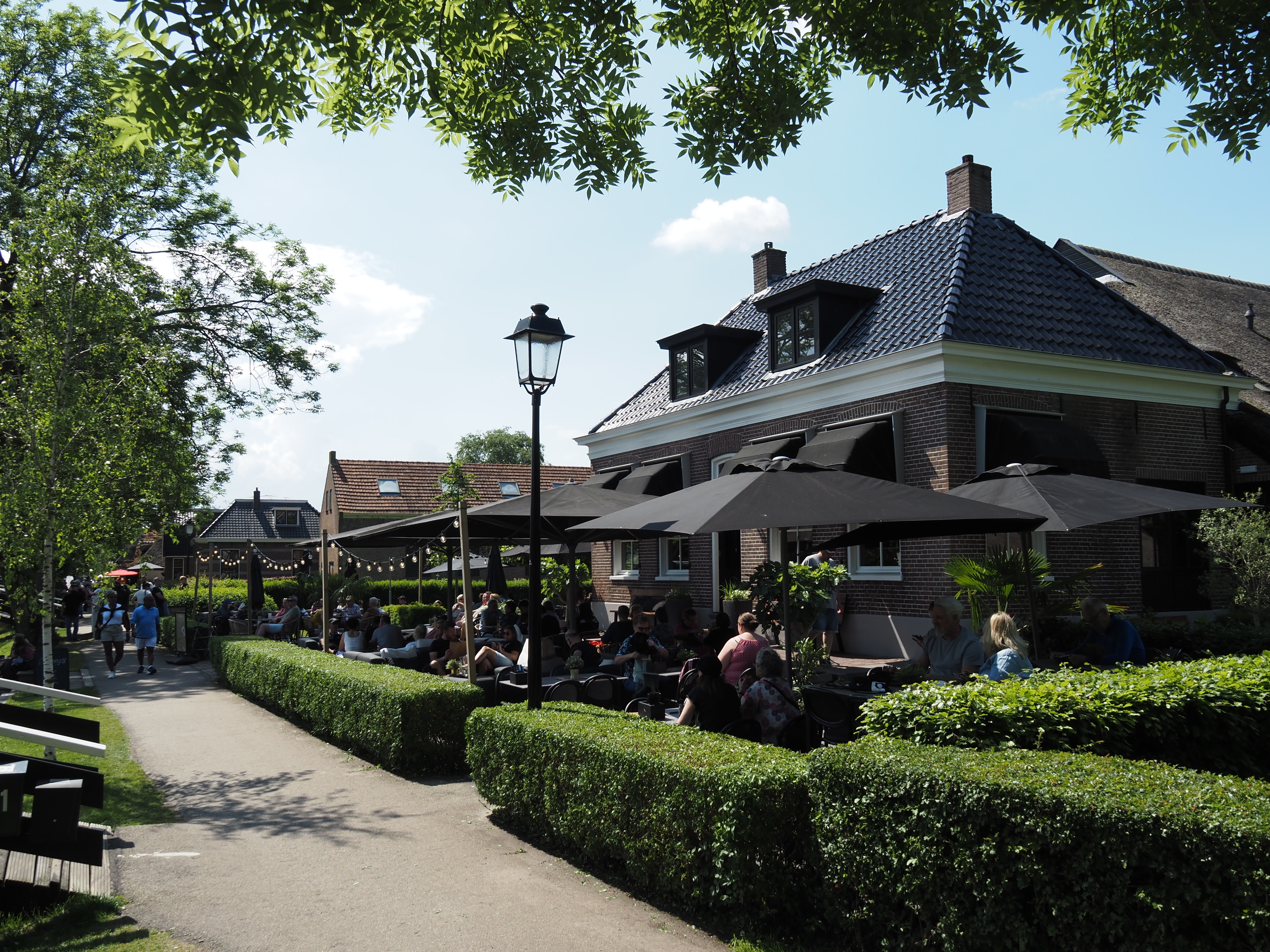 Het sfeervolle terras van Restaurant Grachthof