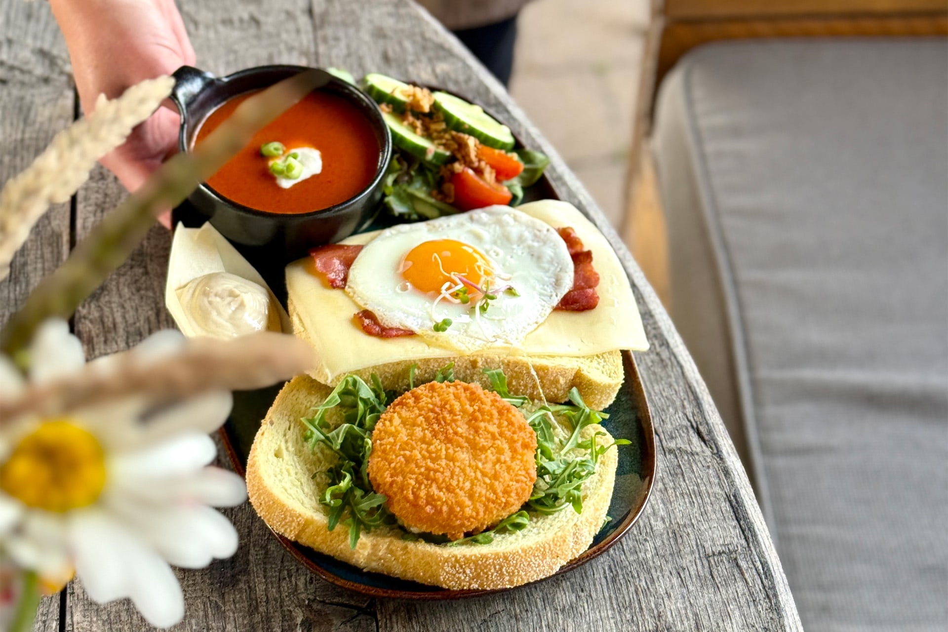 Lekker lunchen op het boerderijterras