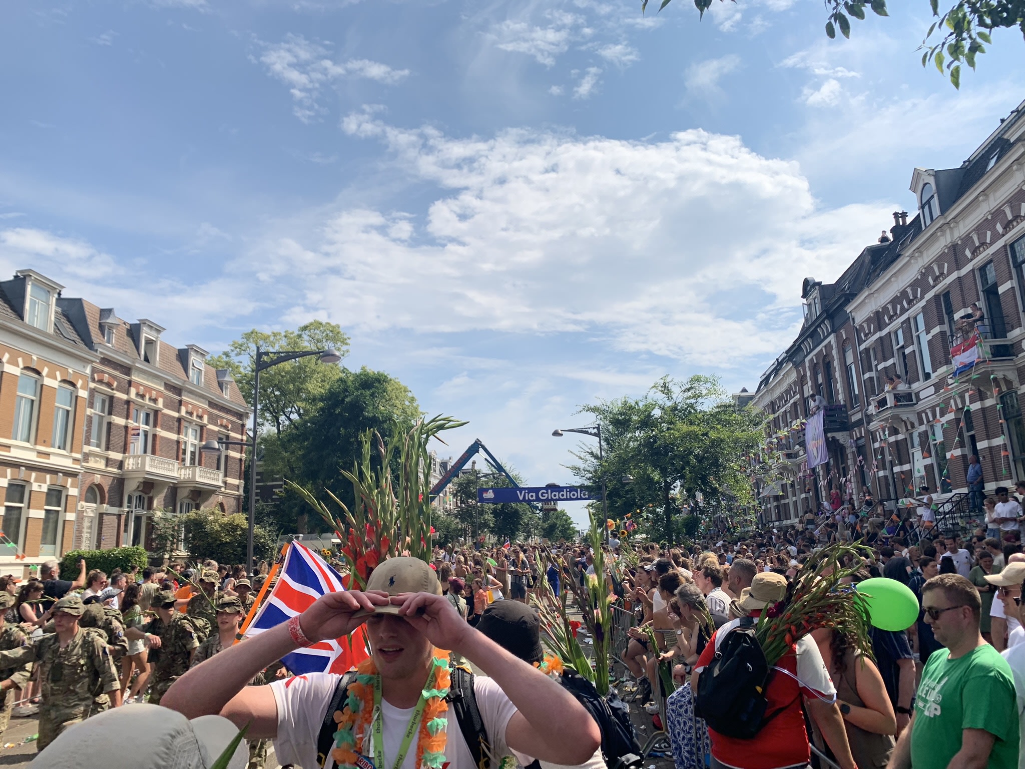 De Via Gladiola tijdens de climax op de Vierdaagse, met vele gladiolen op beeld
