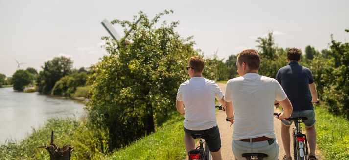 Slinger over de dijkjes en geniet van het natuurlandschap