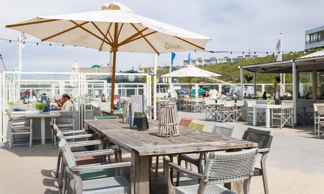 Het gezellige terras van Strandpaviljoen Meijer aan Zee