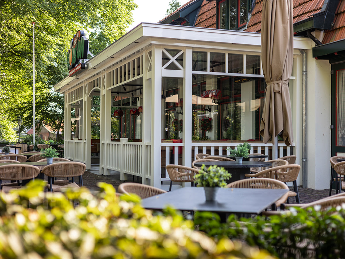 Terras en veranda tussen de bomen