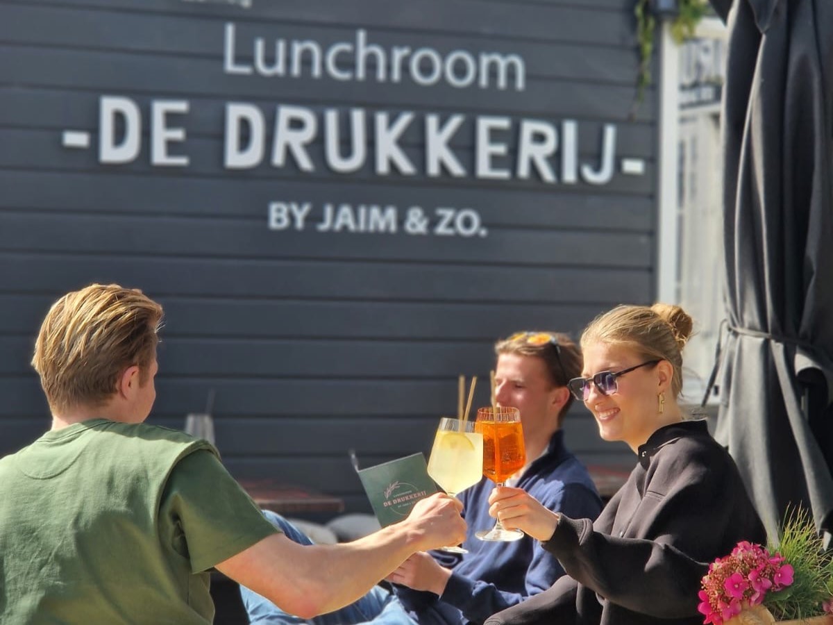 Gezellig op het terras bij Lunchroom De Drukkerij