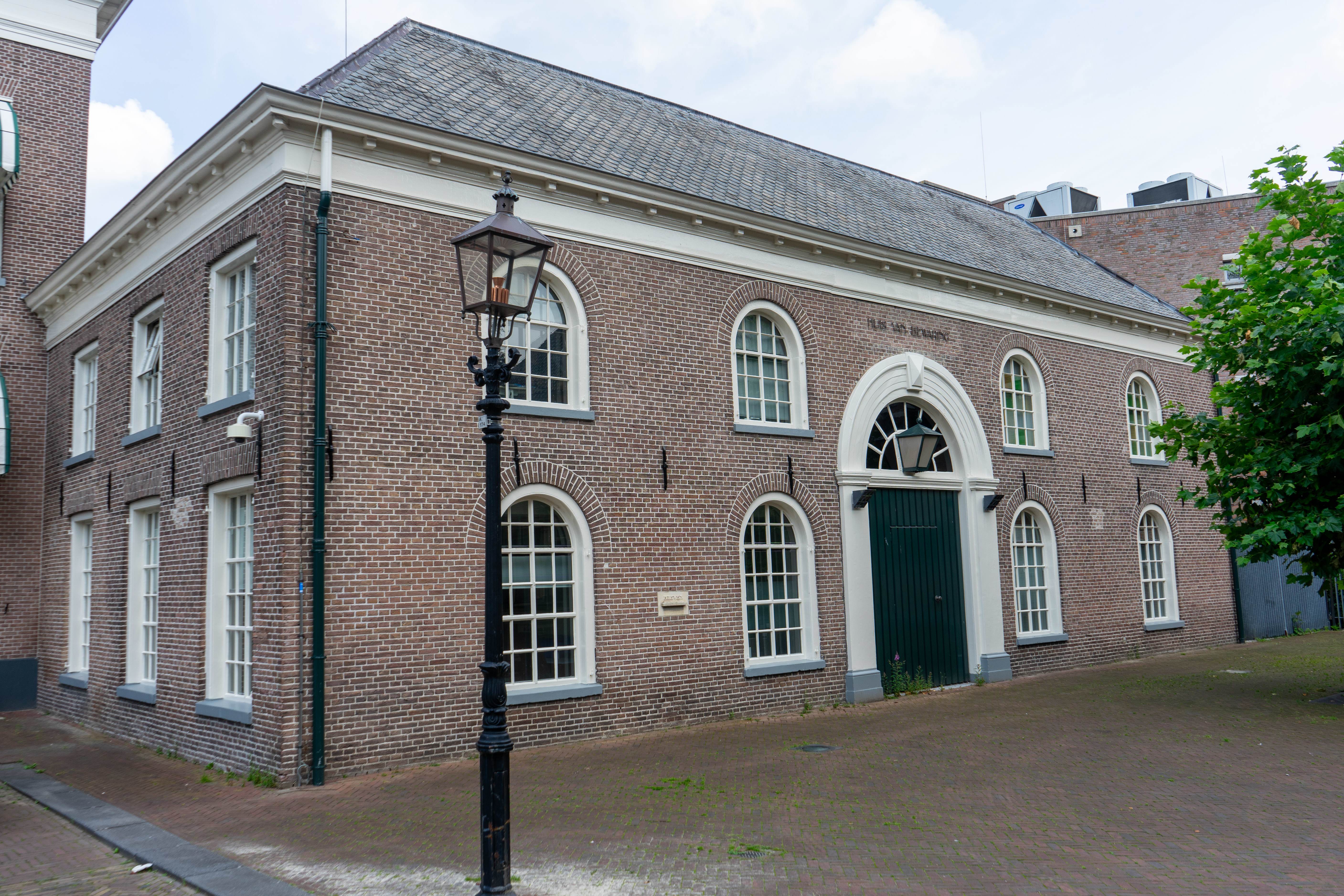 Huis van bewaring met plaquette