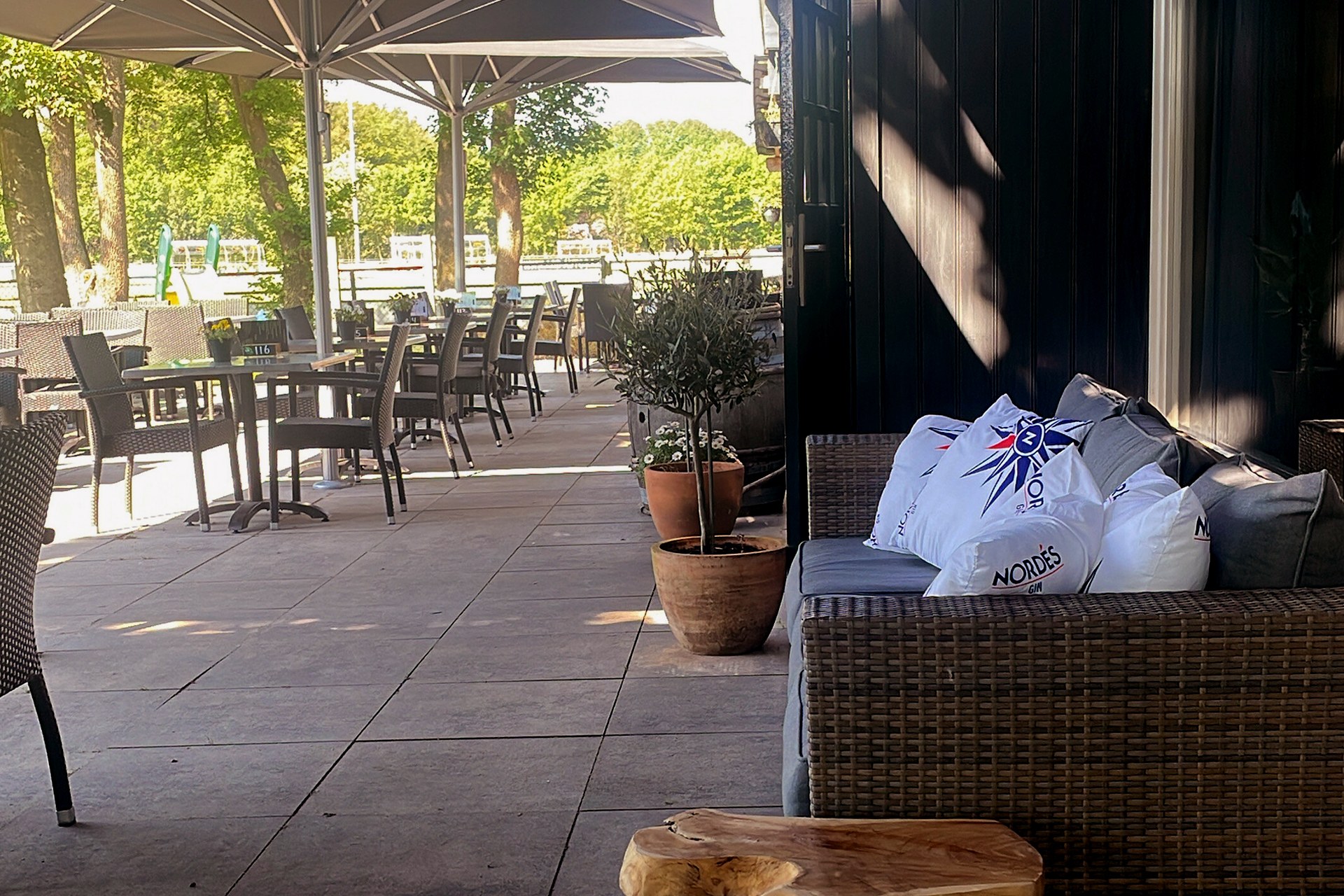 Loungen op het terras in Oosterhesselen