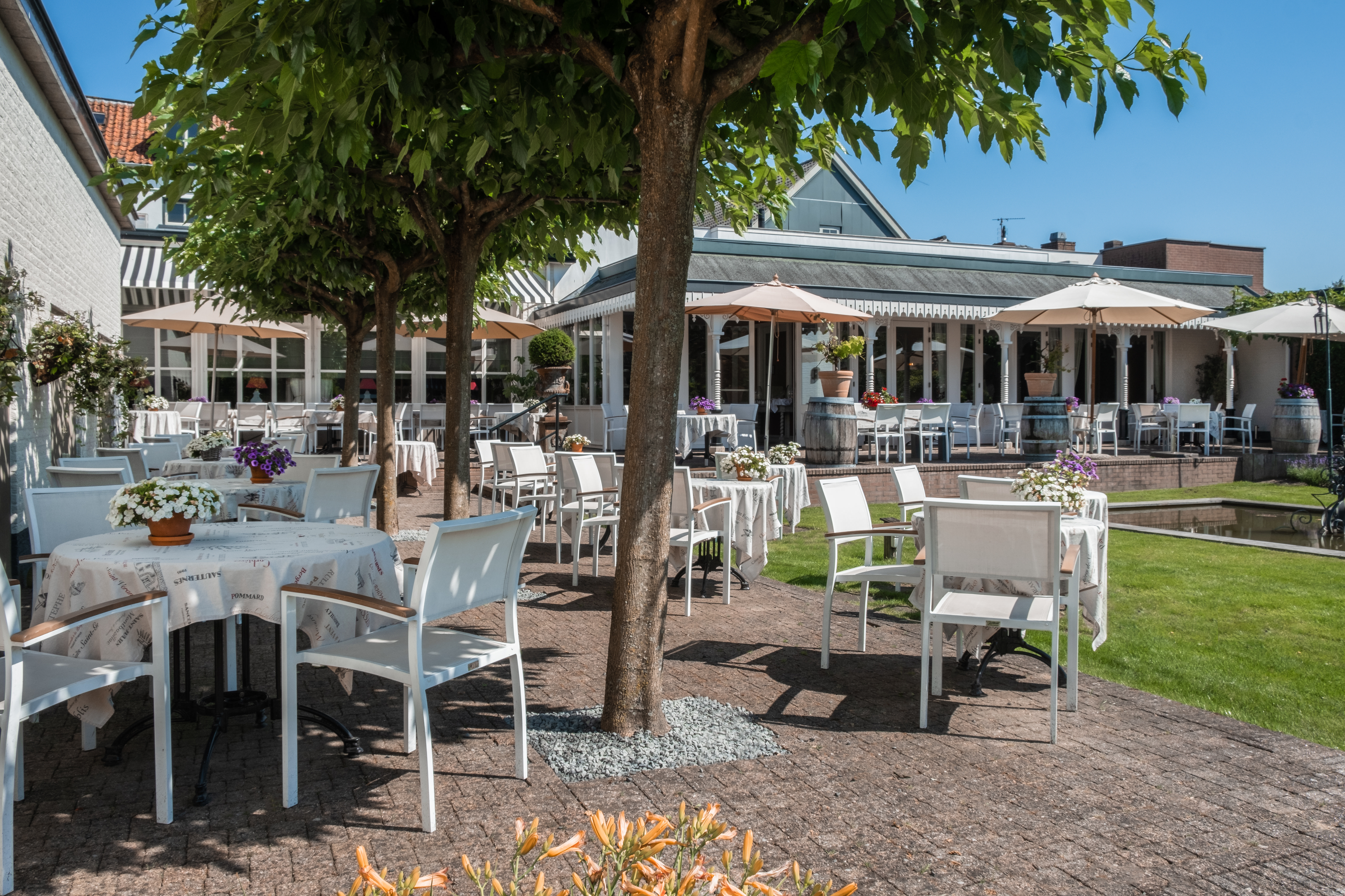 Zonnig terras van Hotel Restaurant Bakker