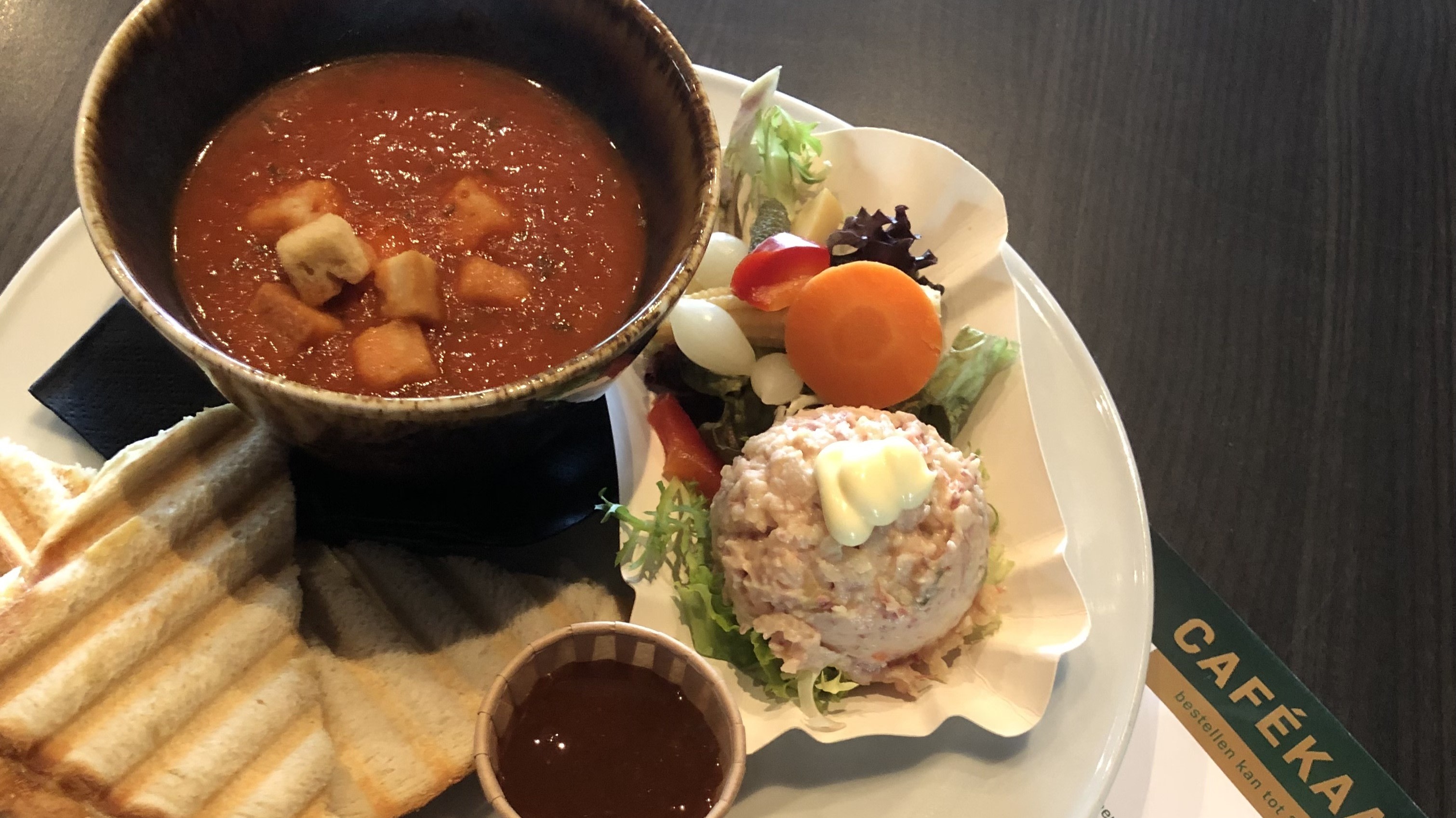 Genieten van smakelijke gerechten bij Snack & Bar De Neije Waard