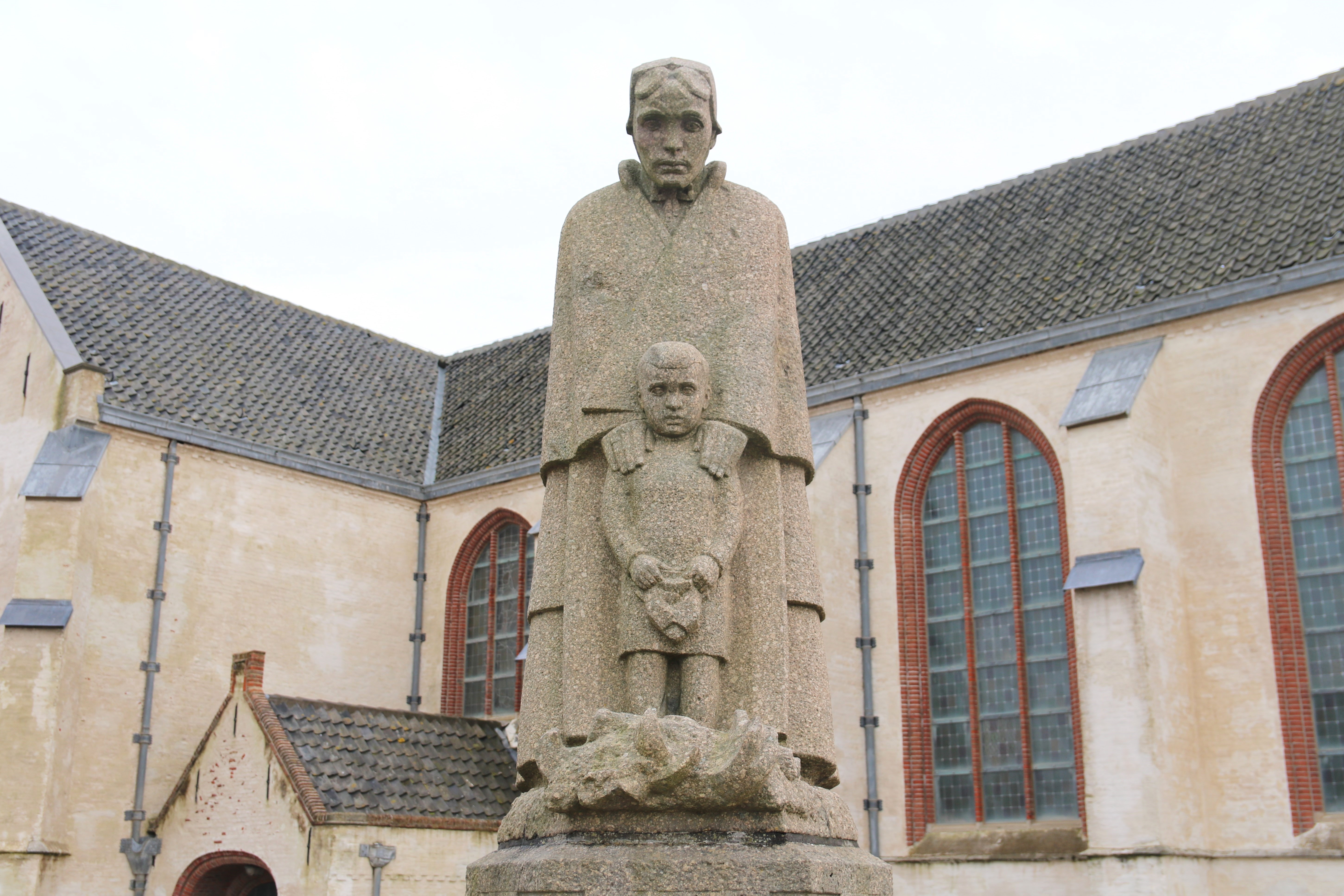 Vissersweduwe met zoon, Katwijk aan Zee