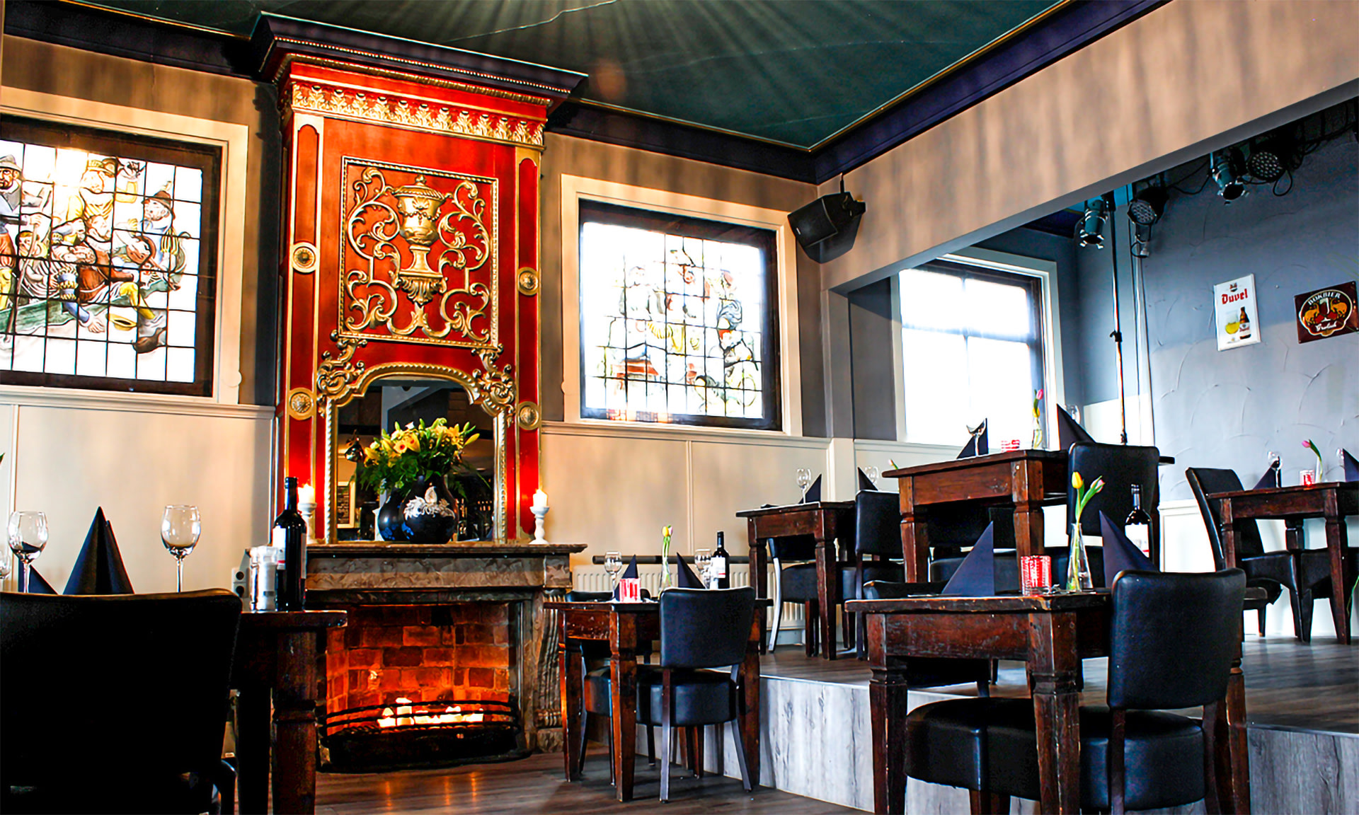 Glas-in-loodramen bij De Vier