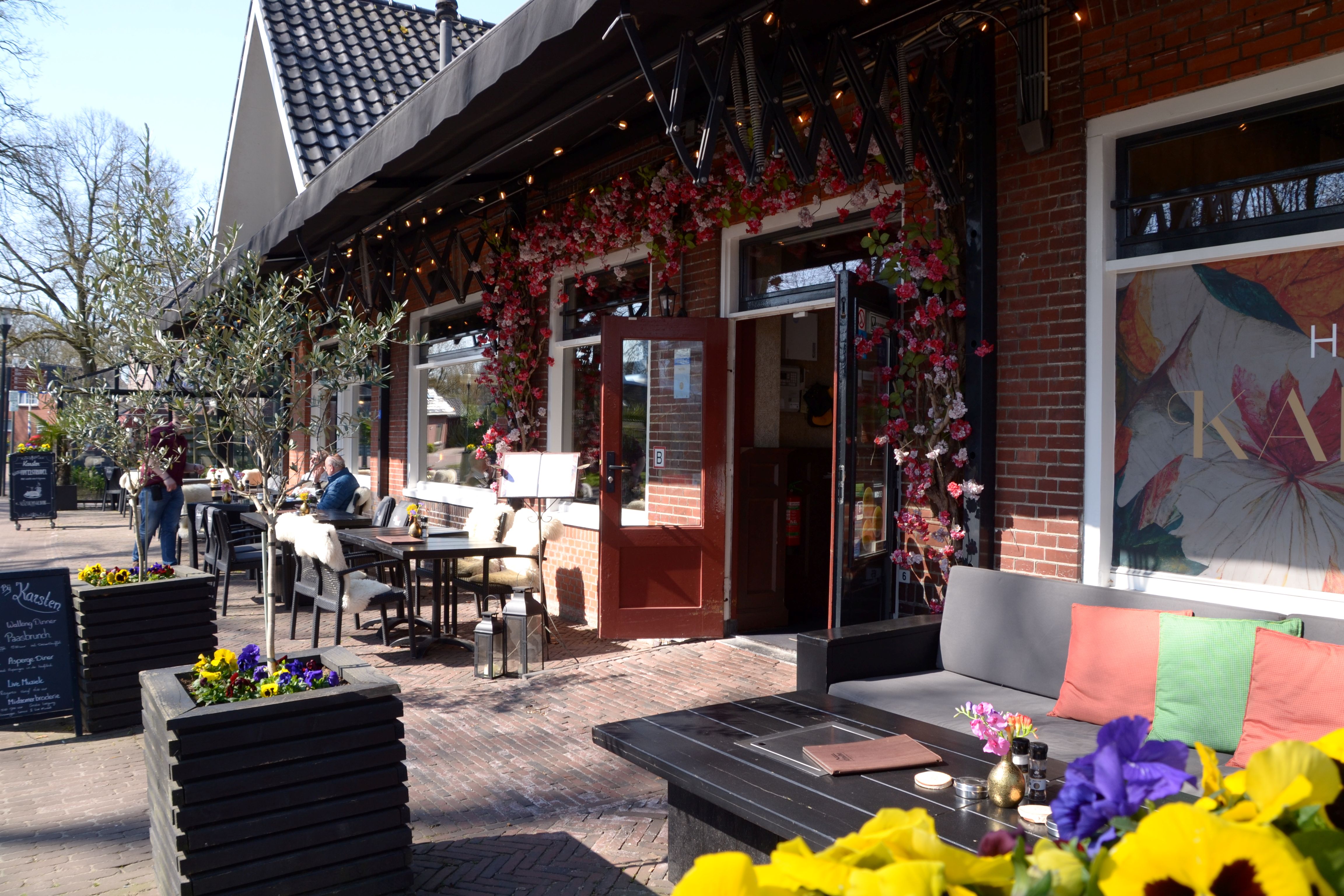 Op het zonnige terras van Grand Café Hotel Karsten