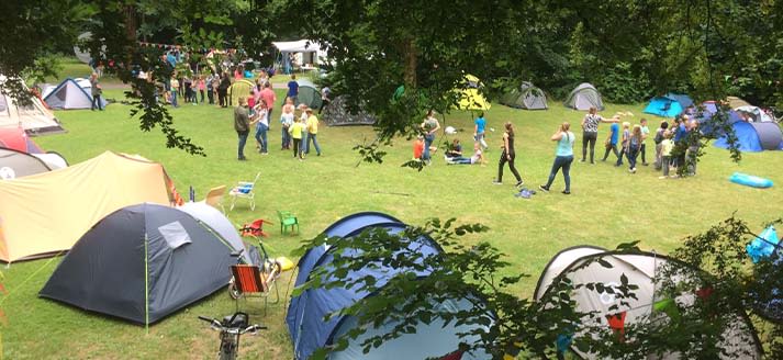 Voor het veld met kleine tenten is geen reservering nodig