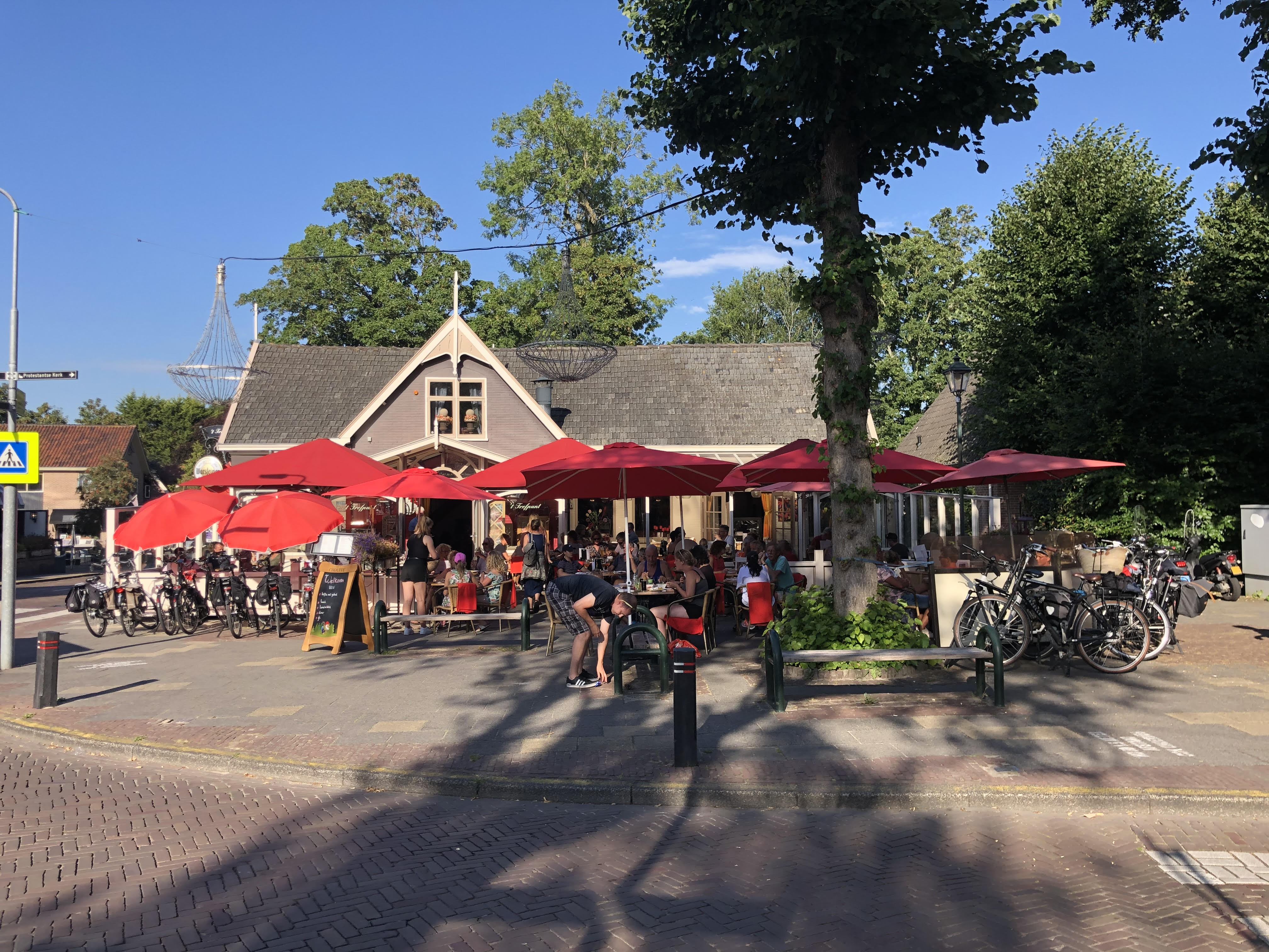 Terras in de zon bij Restaurant 't Trefpunt