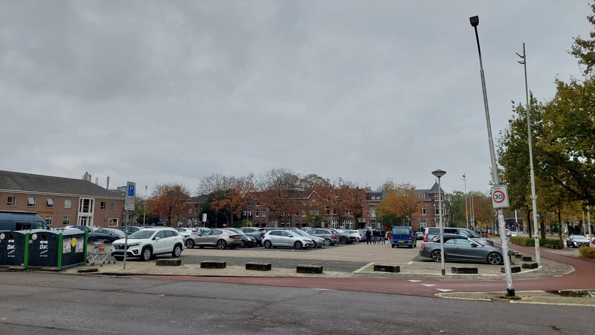 De parkeerplaats op een gewone dag