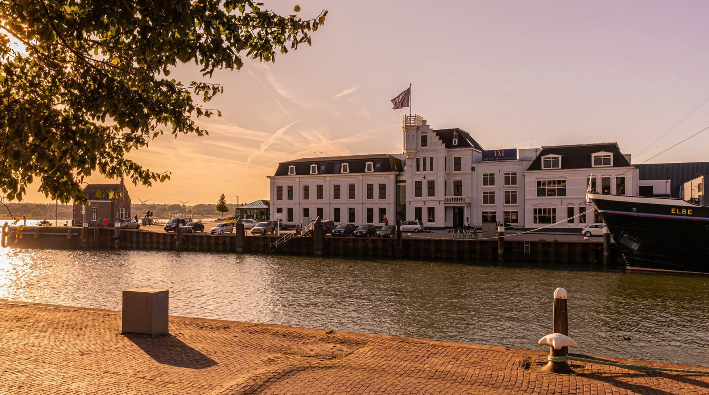 Hotel Maassluis bij zonsondergang