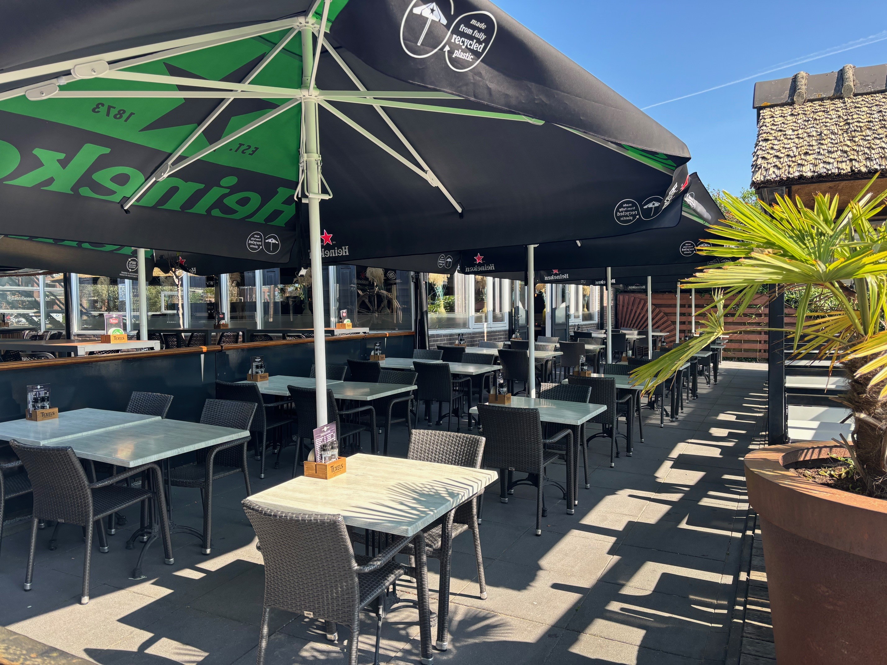 Op het zonnige terras van Café-Bistro 't Wapen
