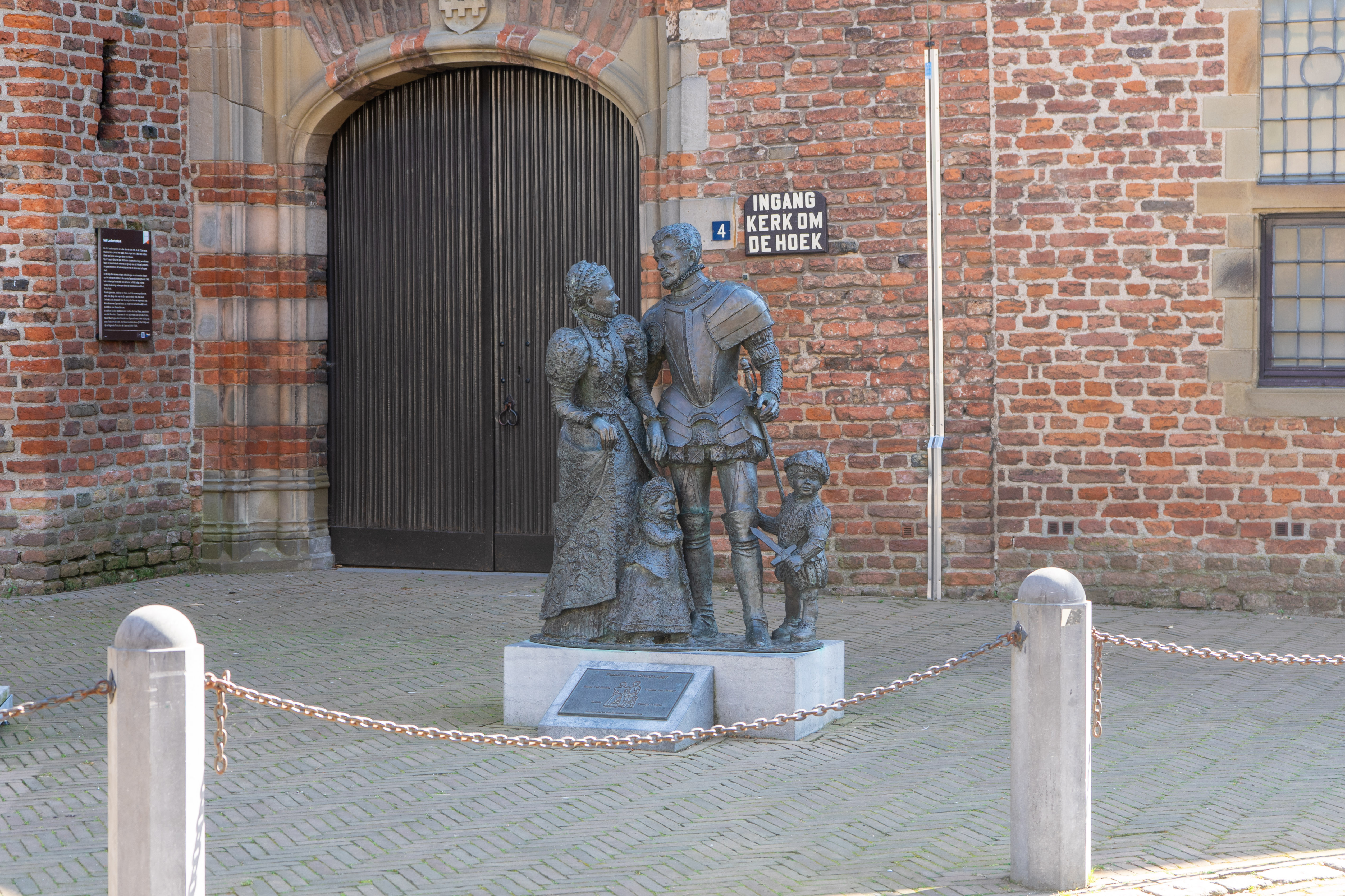 Standbeeld voor de Sint Lambertuskerk