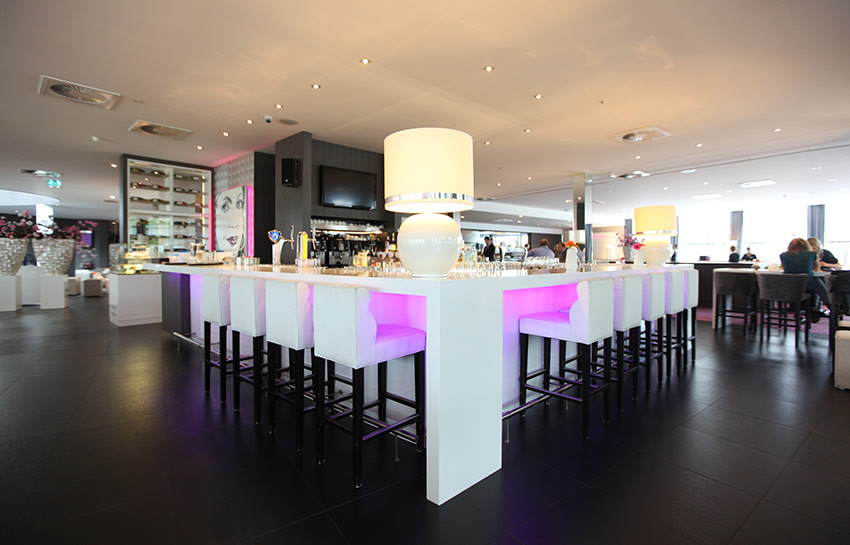 Geniet van een drankje in de bar van Van der Valk Hotel Amersfoort